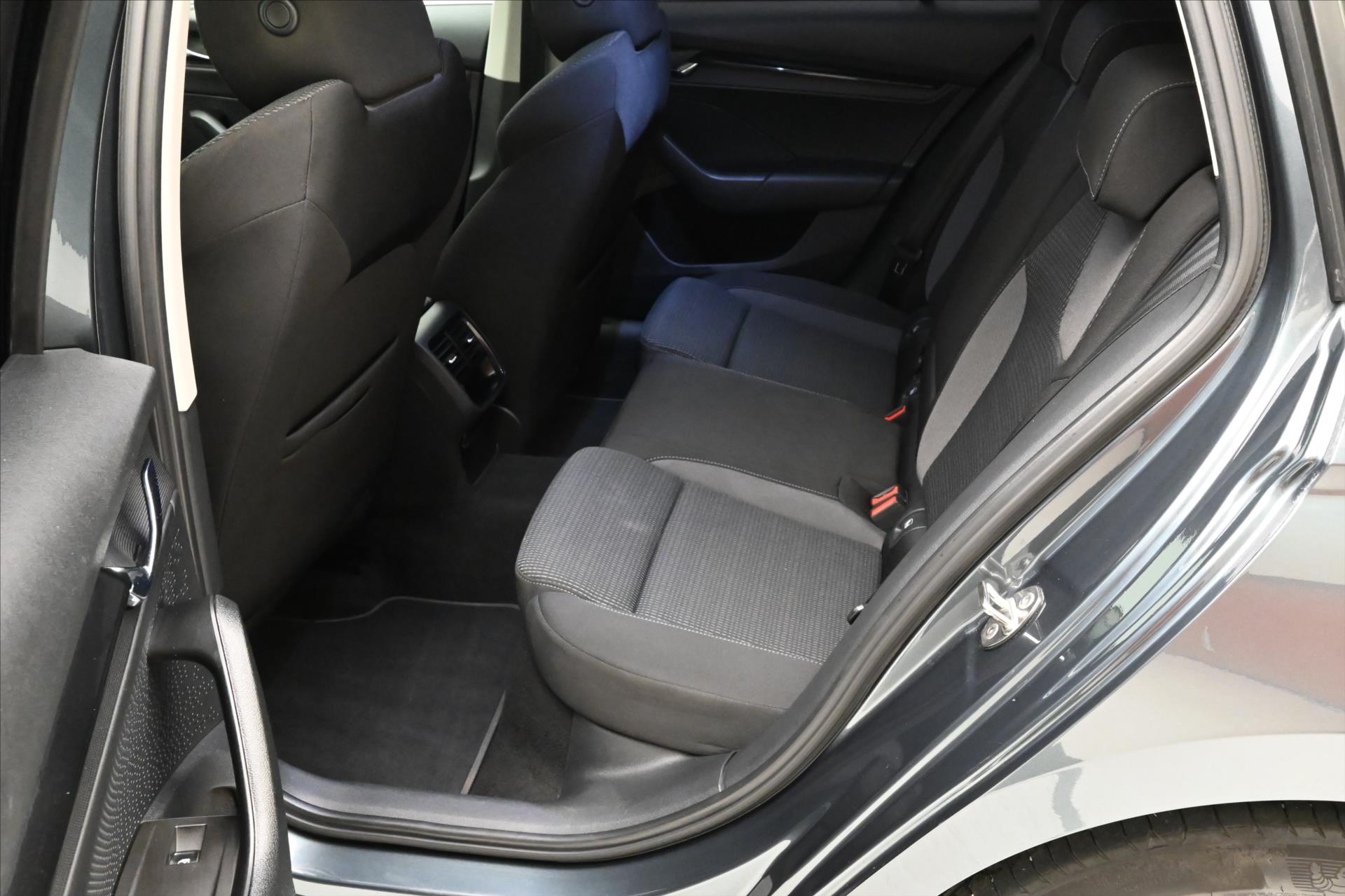 Hlavní fotografie vozu Škoda Octavia 2,0 TDI 110 kW DSG Business Záruka až 5 let (14)