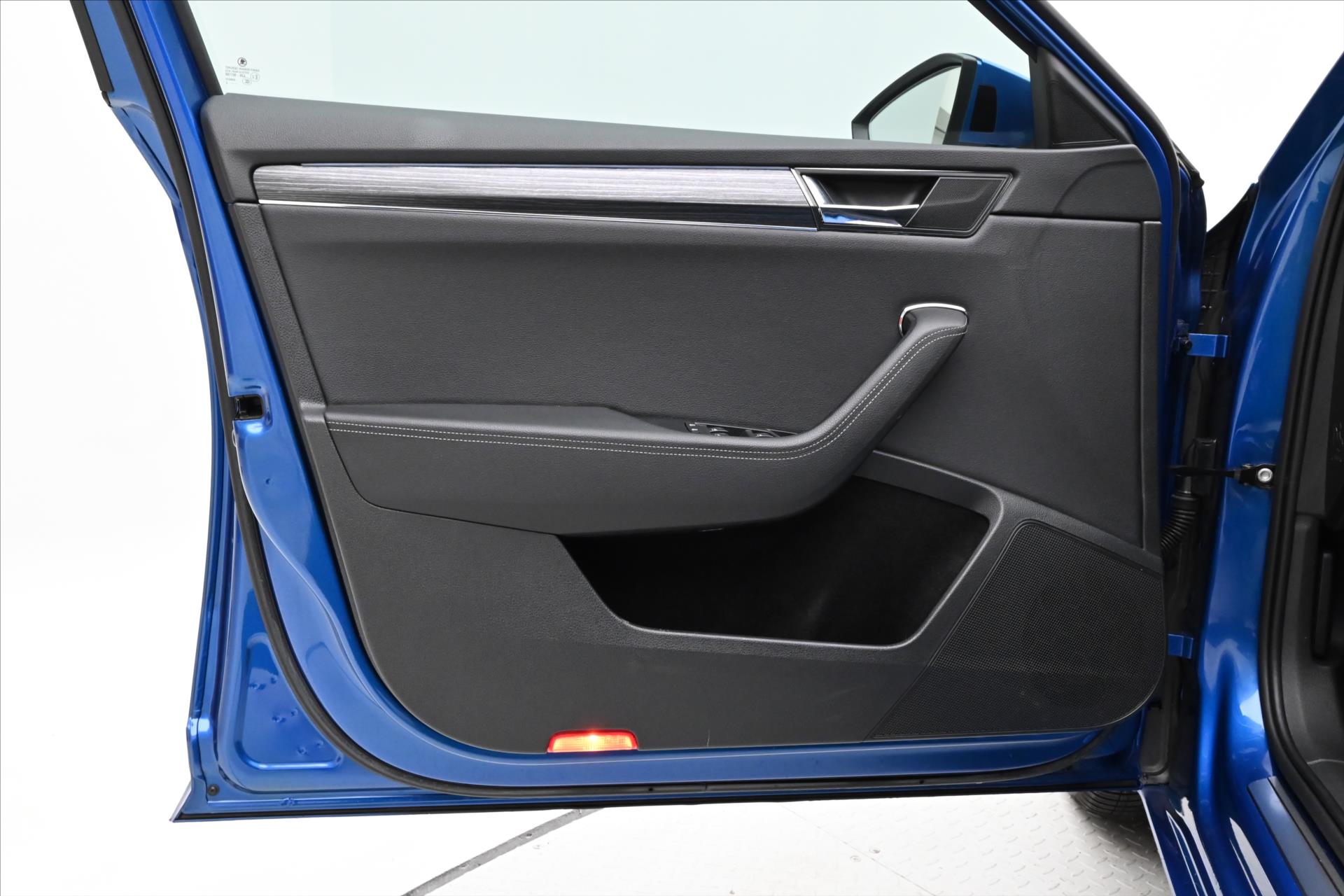 Main photo of the car Skoda Superb 1.5 TSI 110 kW DSG Business Warranty up to 5 years (27)