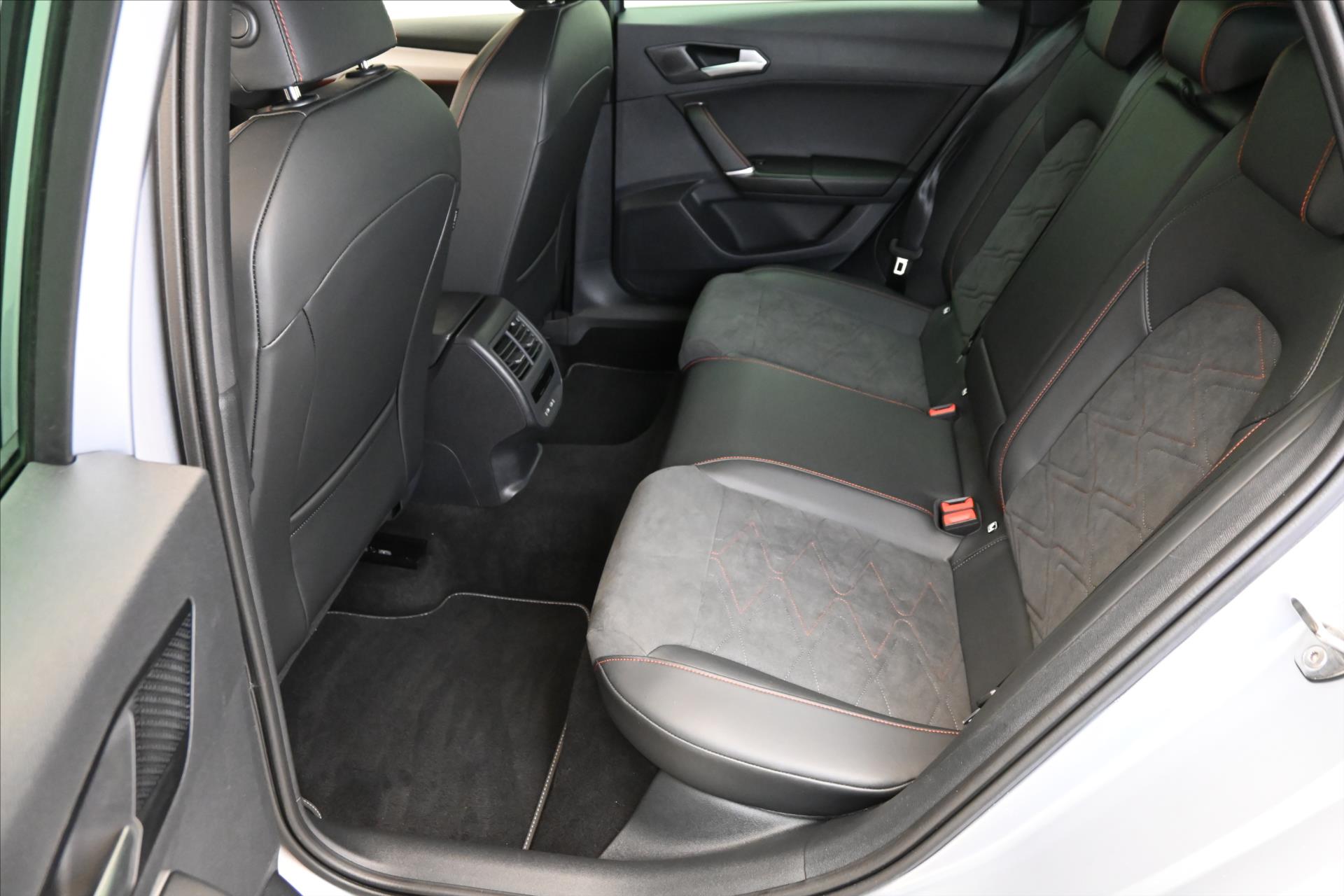 Hlavní fotografie vozu Seat Leon 2,0 FR TDI 110 kW DSG Business Záruka až 5 let (15)