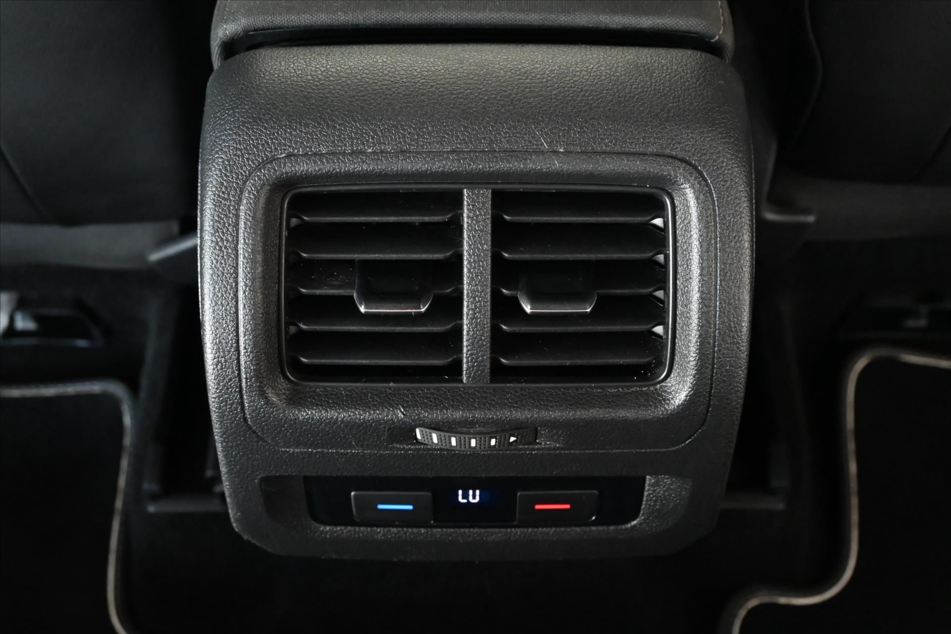 Hlavní fotografie vozu Volkswagen Touran 2,0 TDi 110 kW DSG 7/Míst Comfortline ZÁRUKA AŽ 5 LET (23)