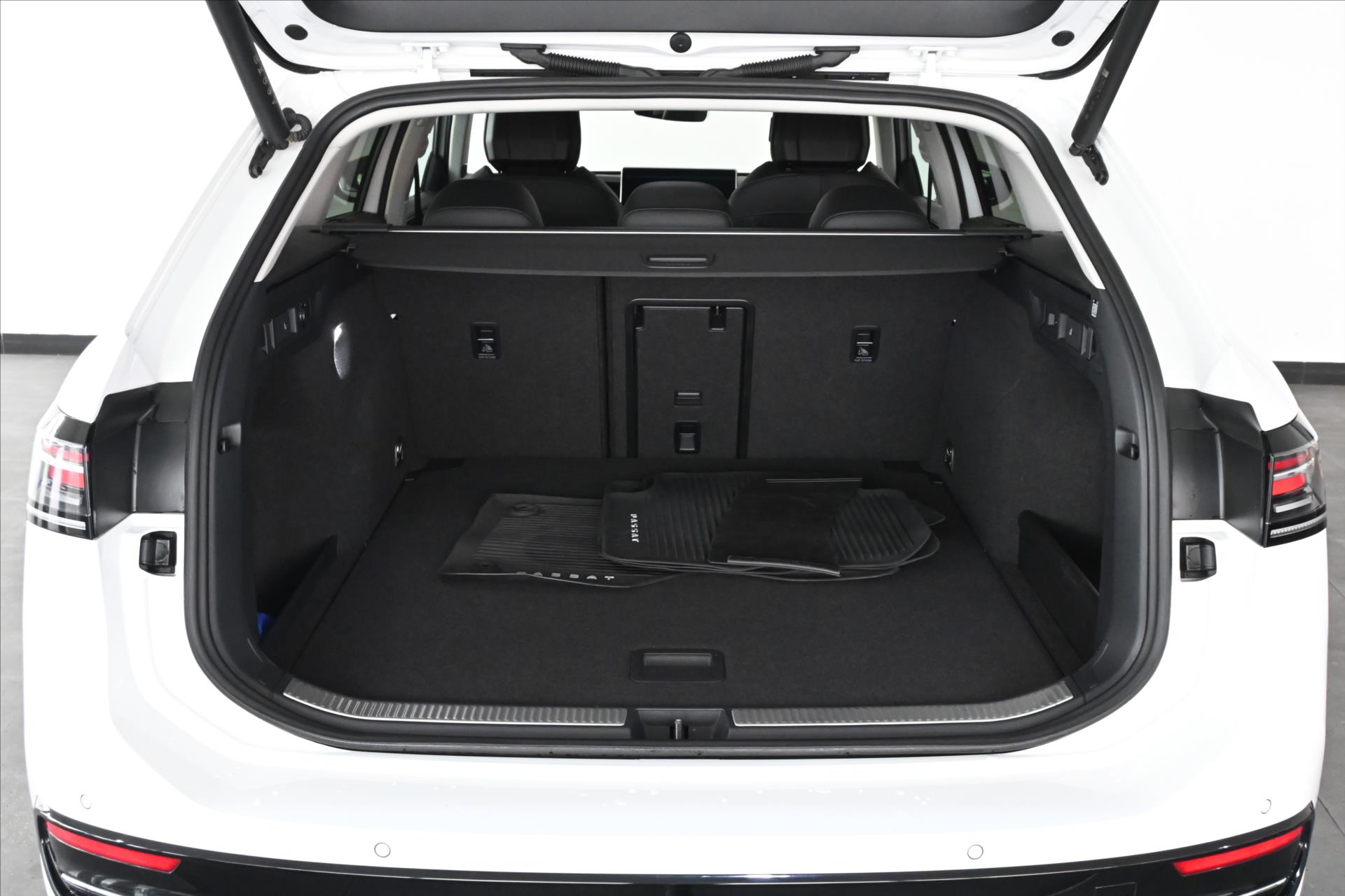 Hlavní fotografie vozu Volkswagen Passat 2,0 TDi 110 kW*DSG*ELEGANCE*Záruka až 5 let (6)