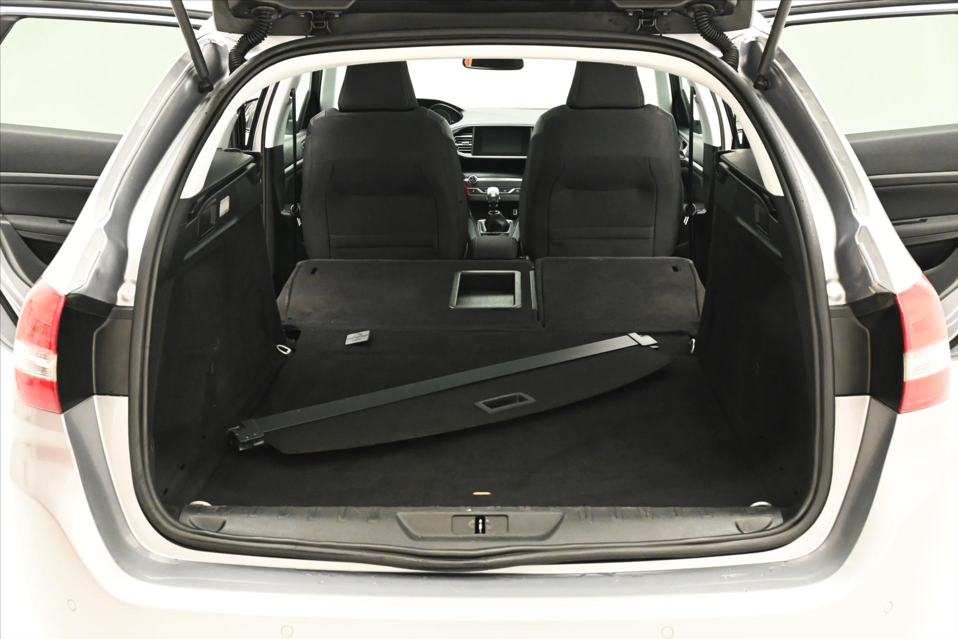 Main photo of the car Peugeot 308 1.5 BlueHDi SW 96 kW Warranty up to 5 years (12)