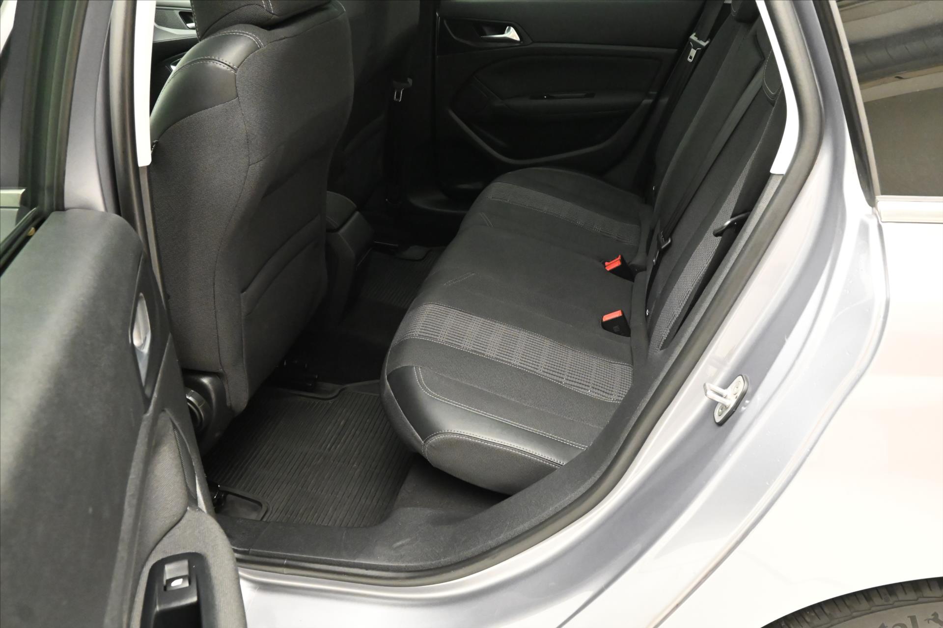 Hlavní fotografie vozu Peugeot 308 1,5 BlueHDi SW 96kW Záruka až 5 let (14)