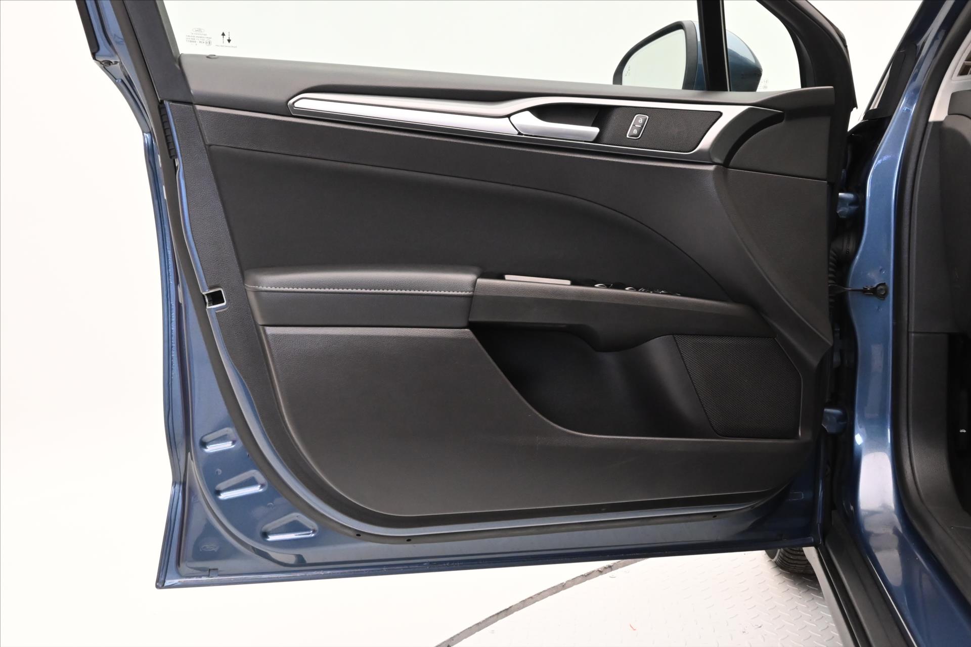 Hlavní fotografie vozu Ford Mondeo 2,0 TDCi 110kW AT8 Titanium Záruka až 5 let (27)