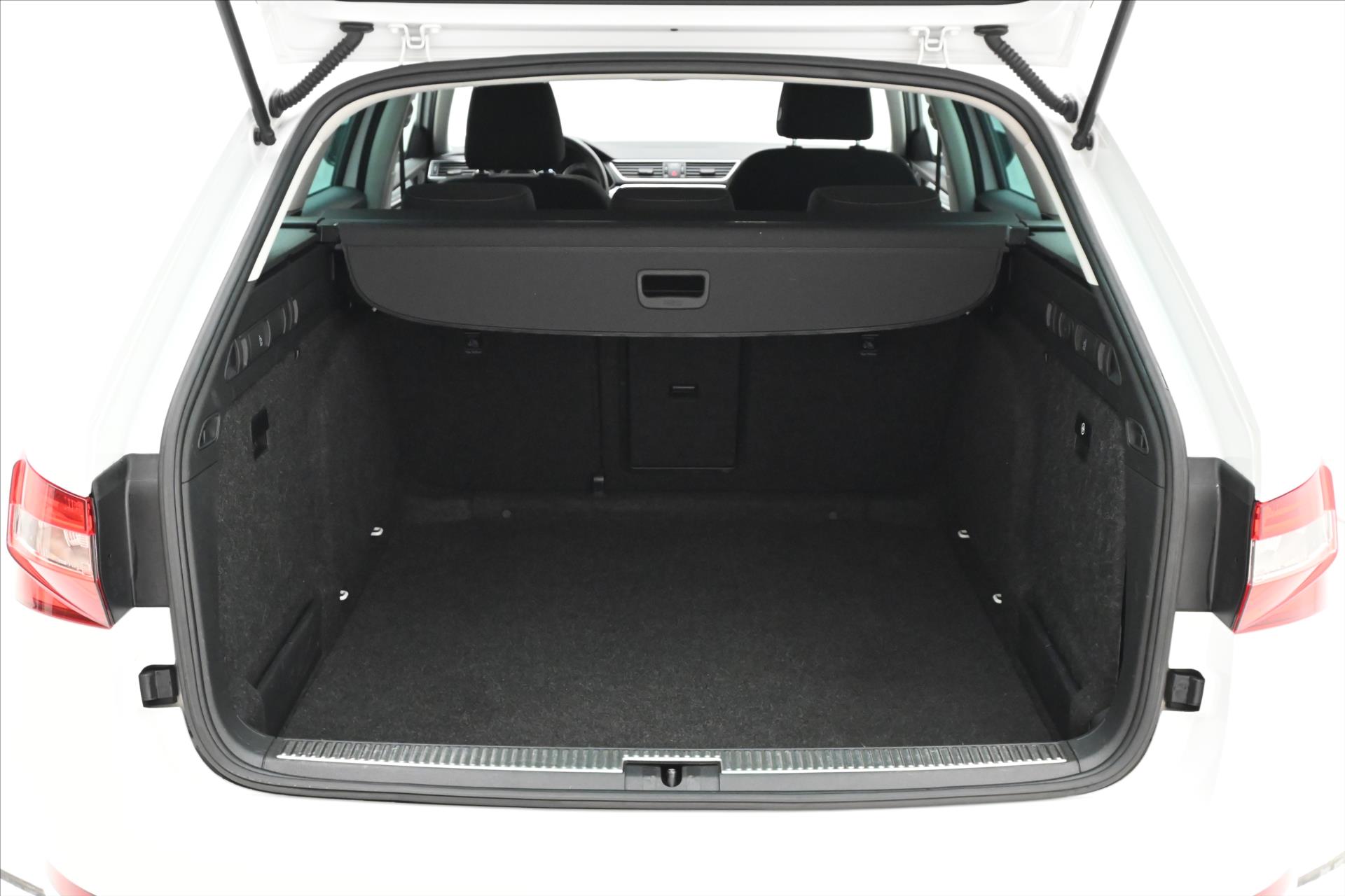 Main photo of the car Skoda Superb 1.5 TSI 110 kW DSG Business Warranty up to 5 years (11)