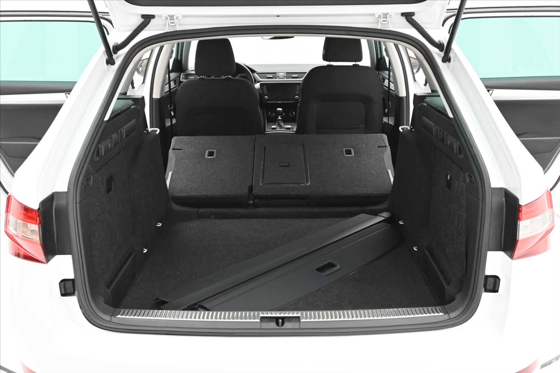 Main photo of the car Skoda Superb 1.5 TSI 110 kW DSG Business Warranty up to 5 years (12)