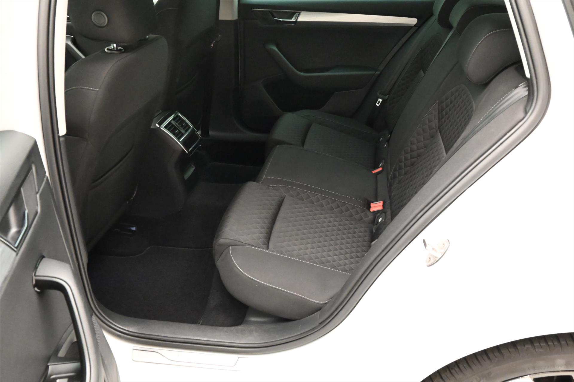 Main photo of the car Skoda Superb 1.5 TSI 110 kW DSG Business Warranty up to 5 years (15)