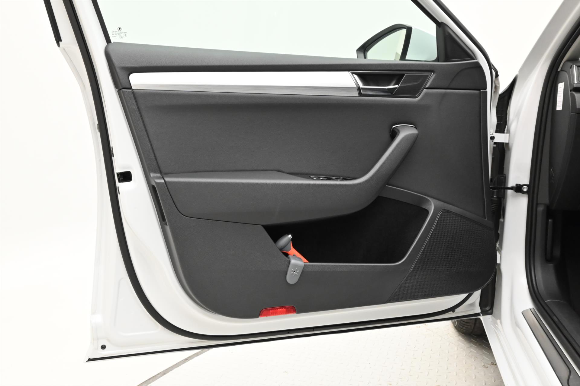 Main photo of the car Skoda Superb 1.5 TSI 110 kW DSG Business Warranty up to 5 years (24)