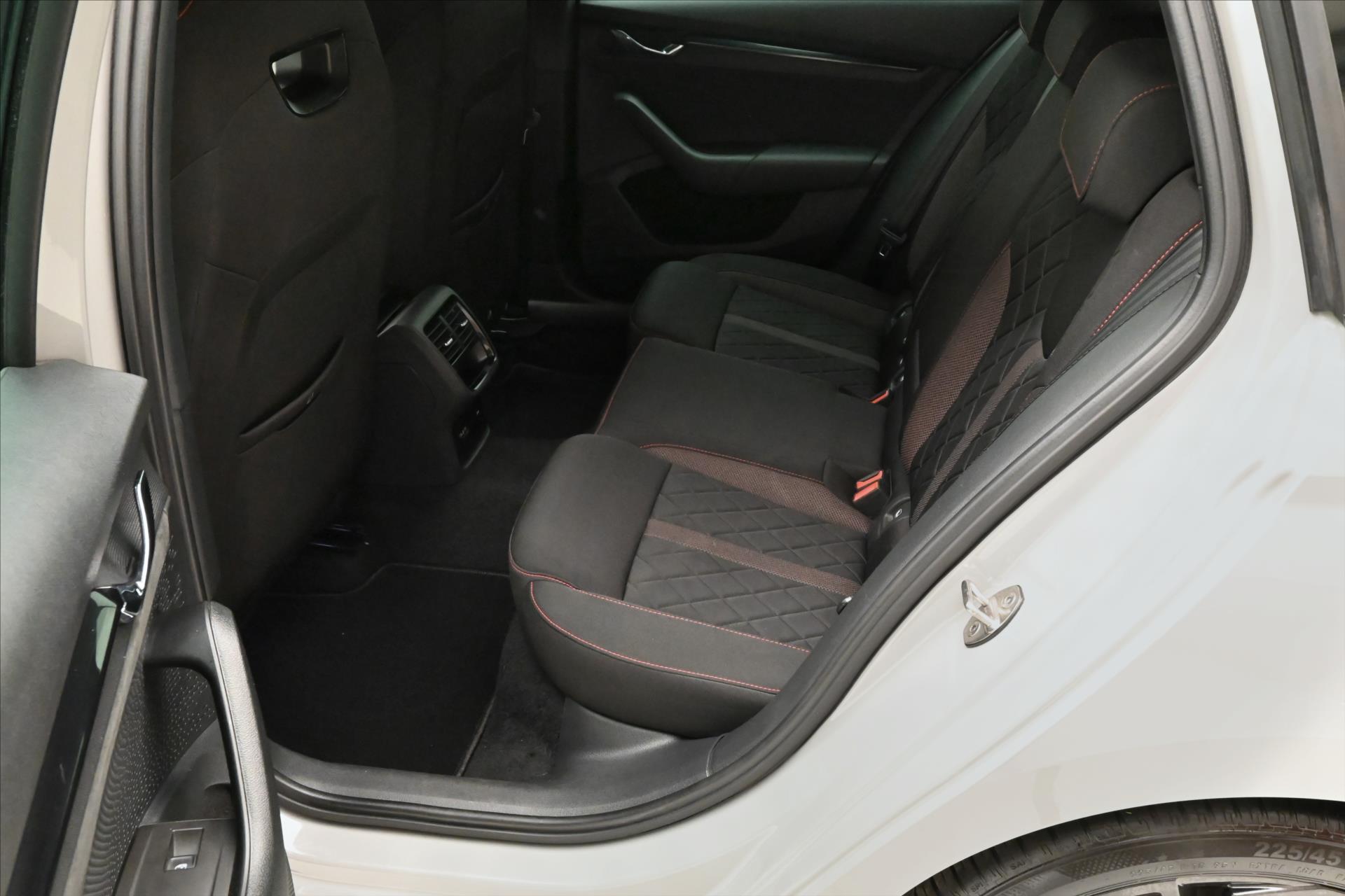 Main photo of the car Skoda Octavia 2,0 TDI 147kW RS DSG Záruka až 5 let (14)