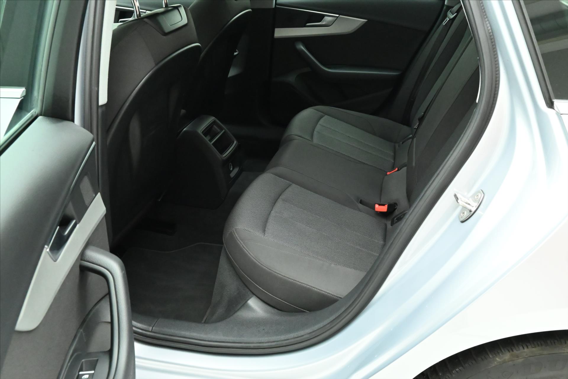 Hlavní fotografie vozu Audi A4 2,0 TDI 120 kW S Tronic Attraction Záruka až 5 let (13)