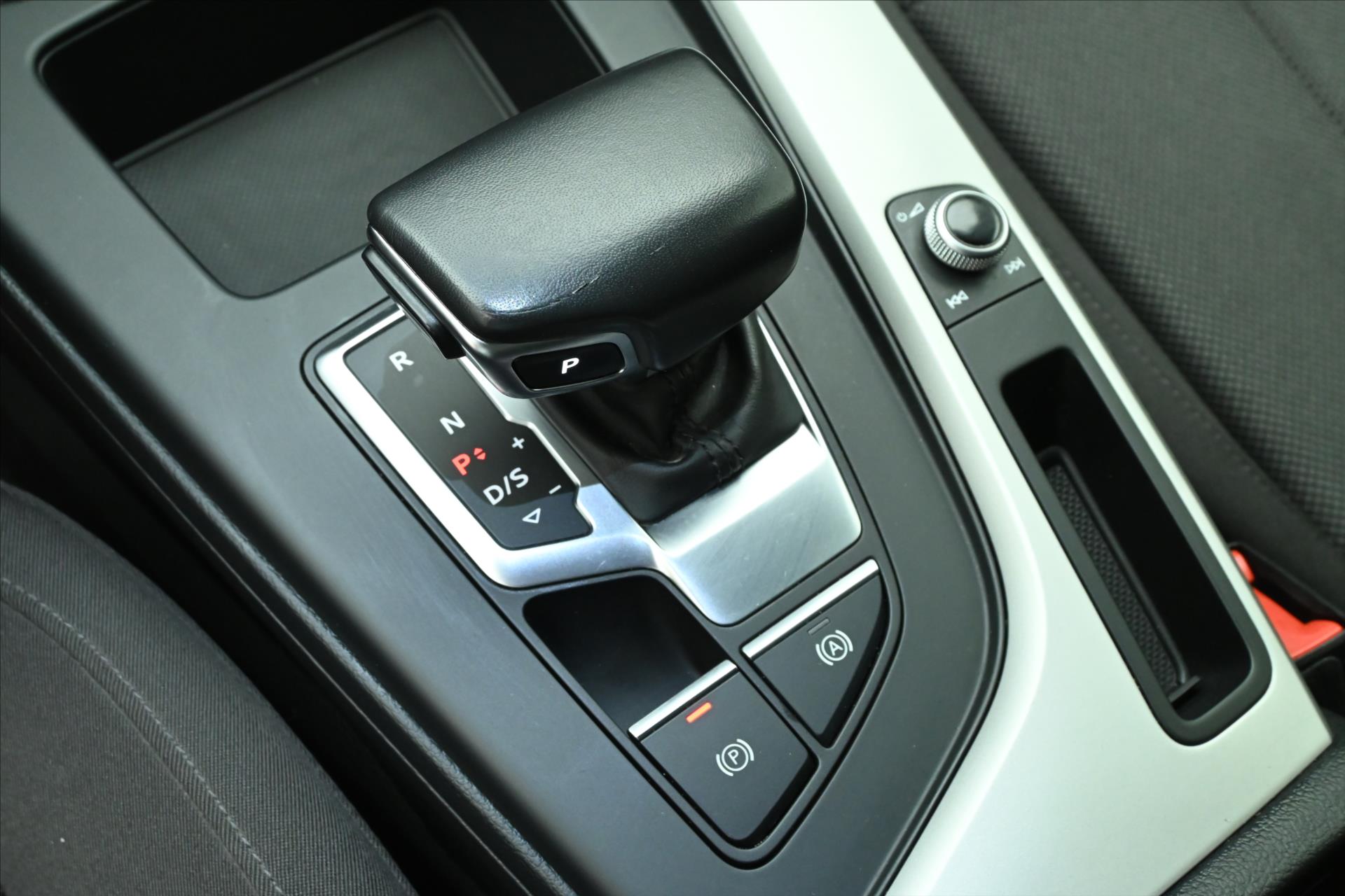 Hlavní fotografie vozu Audi A4 2,0 TDI 120 kW S Tronic Attraction Záruka až 5 let (22)