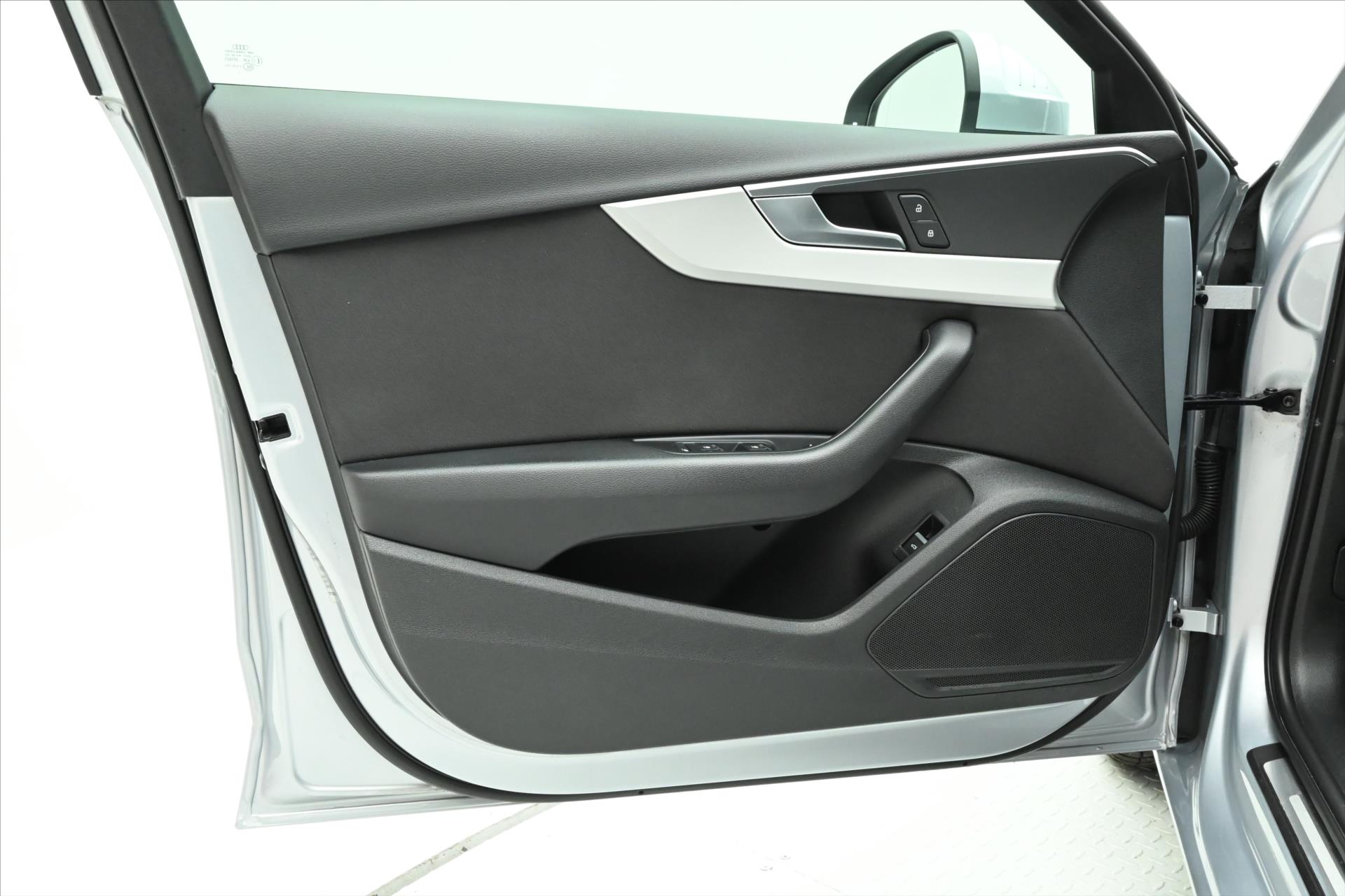 Hlavní fotografie vozu Audi A4 2,0 TDI 120 kW S Tronic Attraction Záruka až 5 let (23)