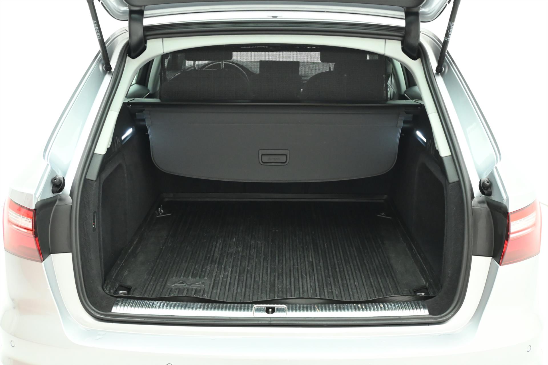 Hlavní fotografie vozu Audi A4 2,0 TDI 120 kW S Tronic Attraction Záruka až 5 let (9)