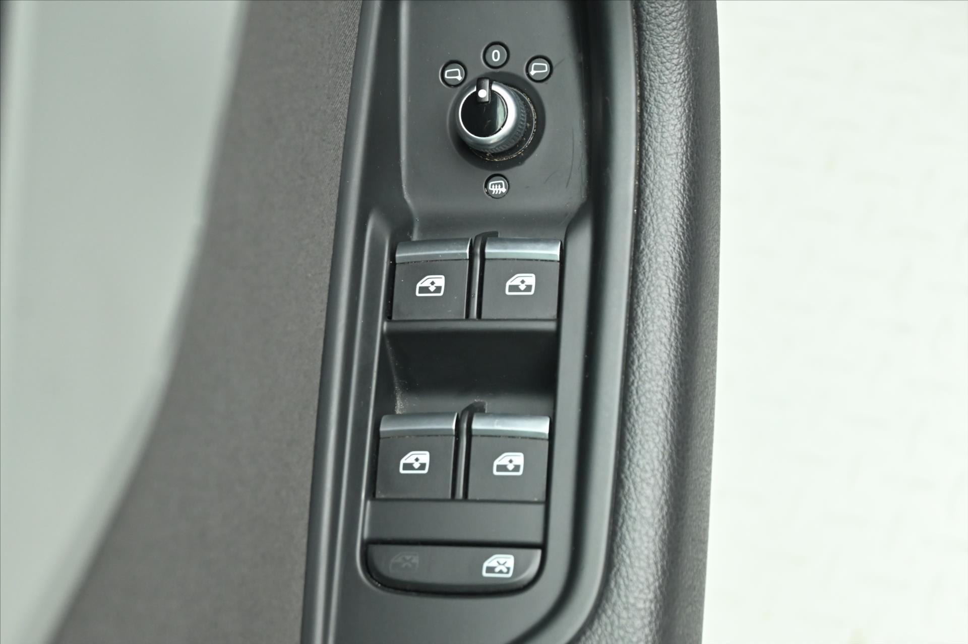 Hlavní fotografie vozu Audi A4 2,0 TDI 120kW S-Tronic Attraction Záruka až 5 let (25)