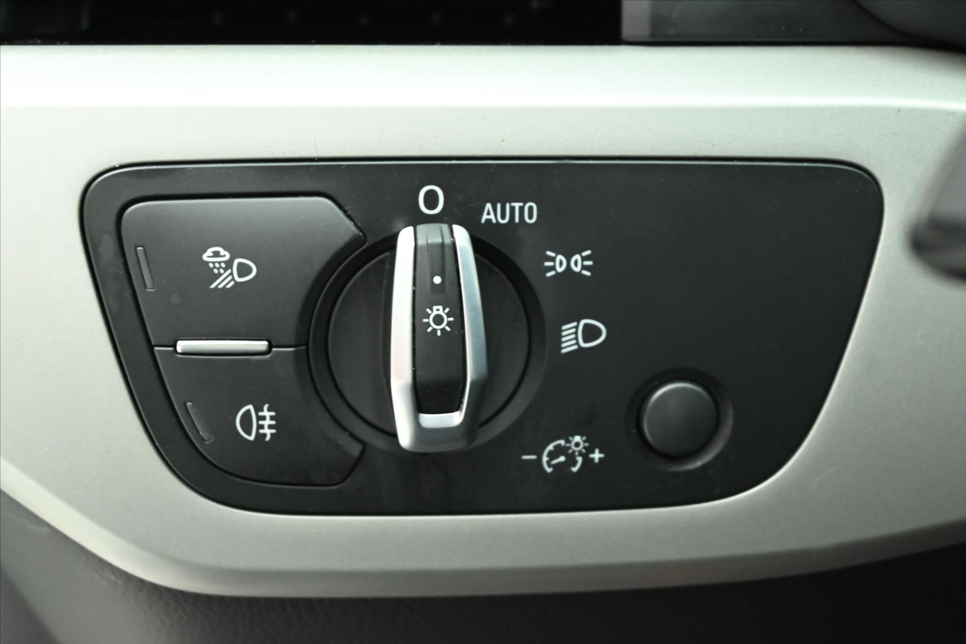 Hlavní fotografie vozu Audi A4 2,0 TDI 120kW S-Tronic Attraction Záruka až 5 let (26)