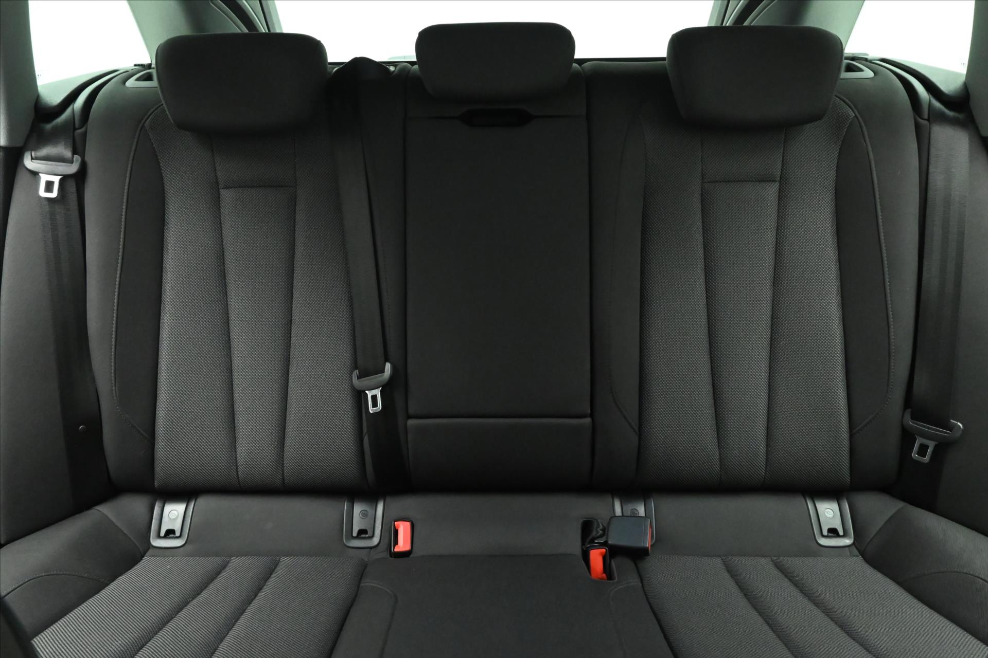 Hlavní fotografie vozu Audi A4 2,0 TDI 120kW S-Tronic Attraction Záruka až 5 let (27)