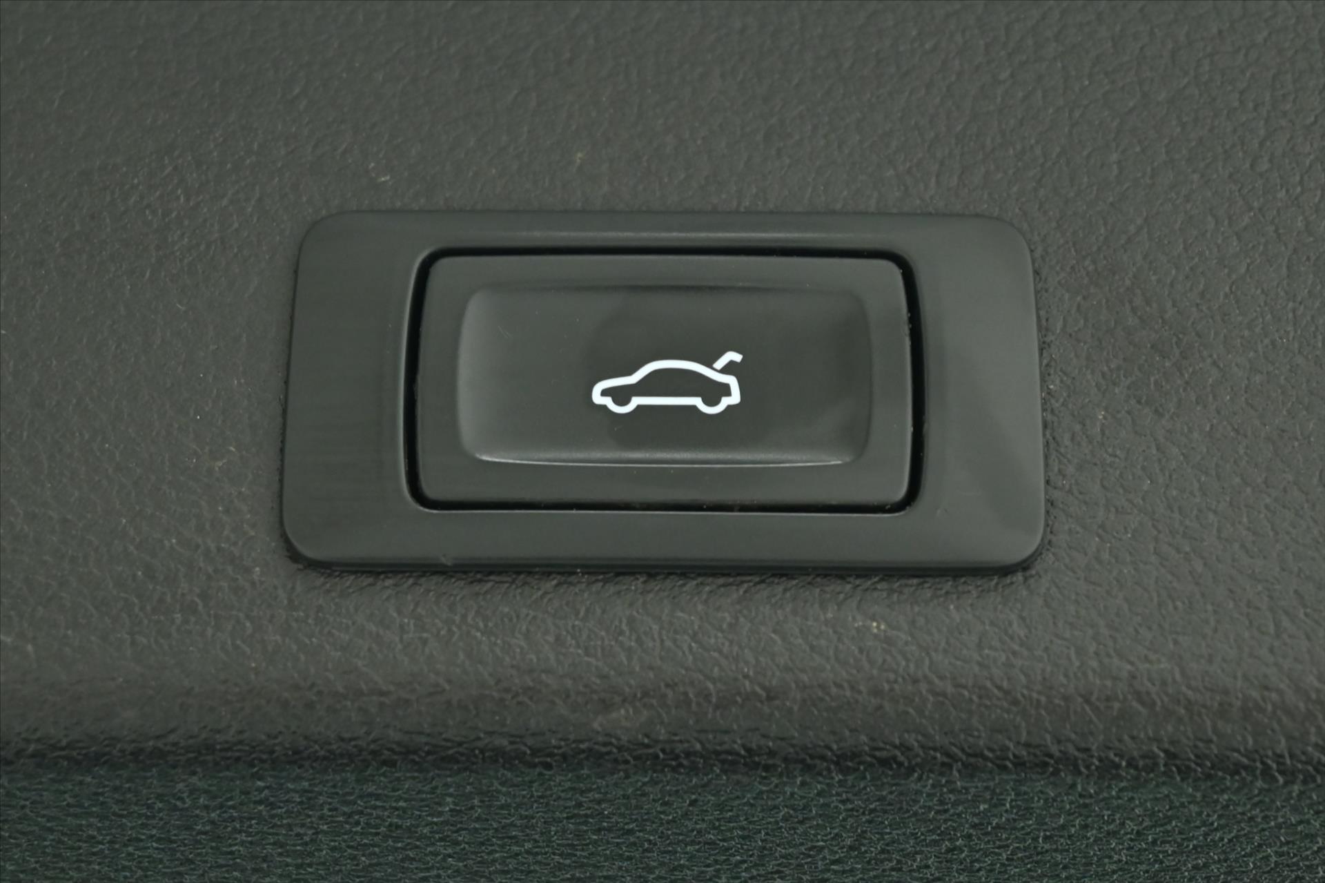 Hlavní fotografie vozu Audi A4 2,0 TDI 120kW S-Tronic Attraction Záruka až 5 let (28)