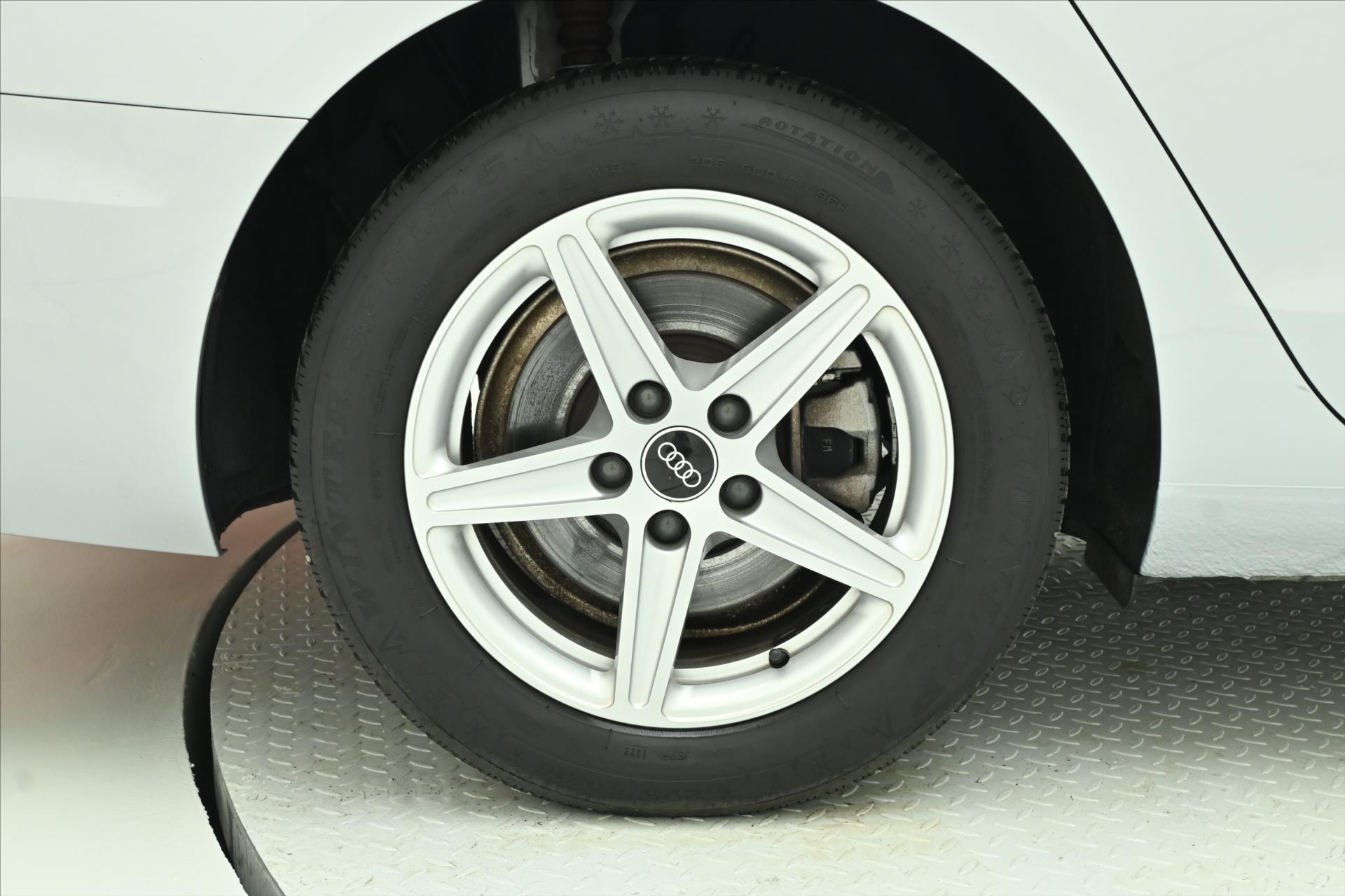 Hlavní fotografie vozu Audi A4 2,0 TDI 120kW S-Tronic Attraction Záruka až 5 let (32)