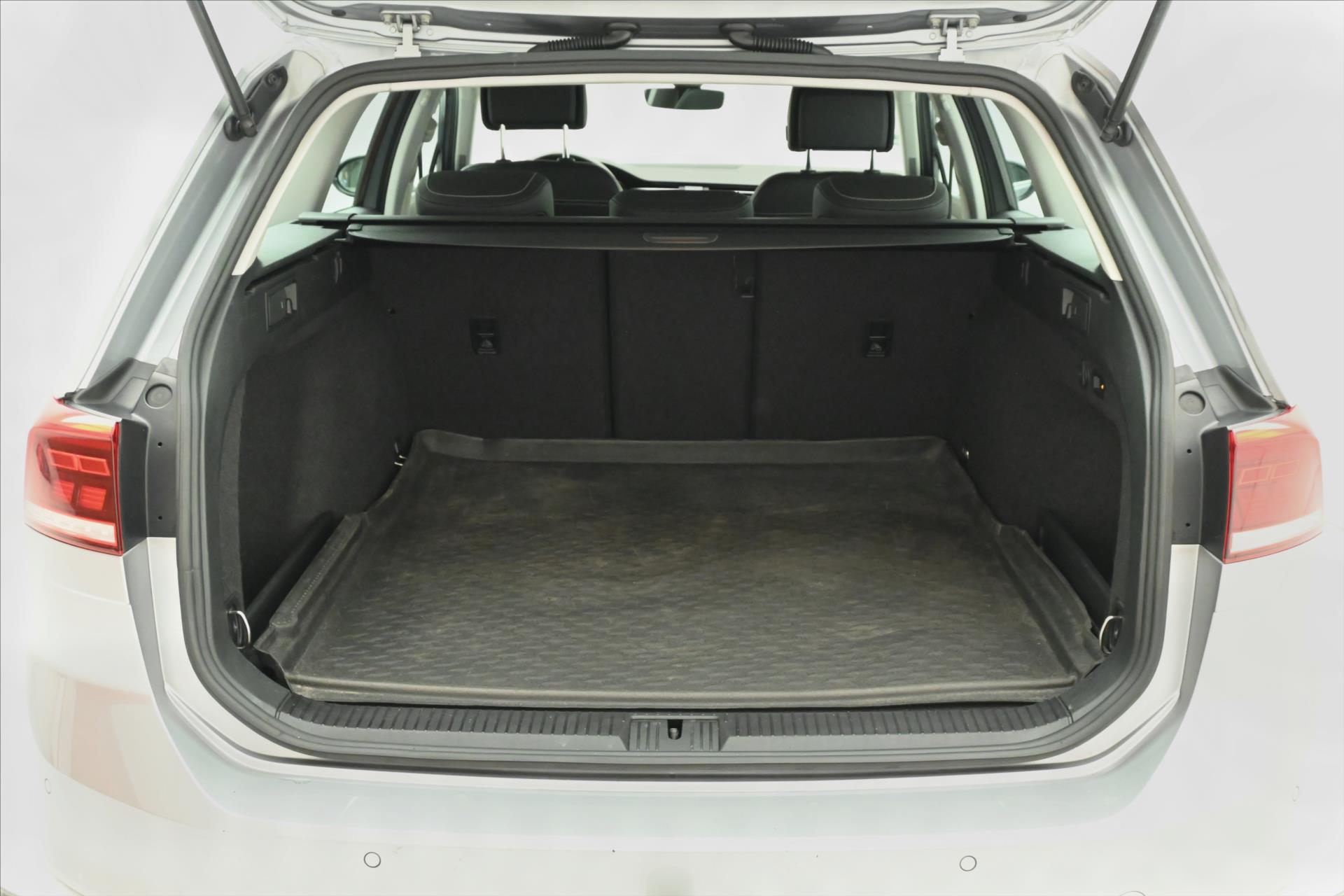 Main photo of the car Volkswagen Passat 2.0 TDI 140 kW DSG Elegance Warranty up to 5 years (11)