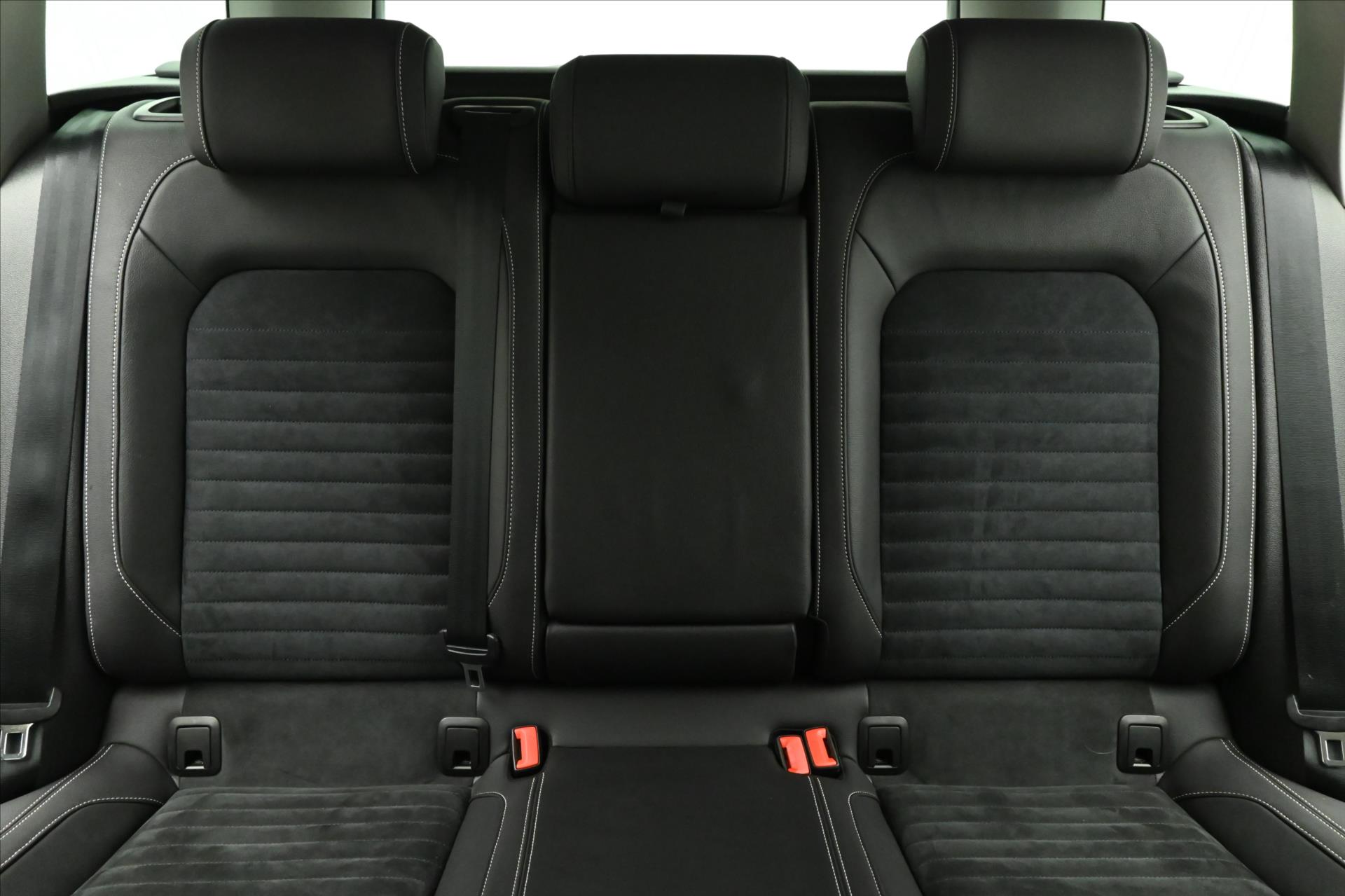 Main photo of the car Volkswagen Passat 2.0 TDI 140 kW DSG Elegance Warranty up to 5 years (29)