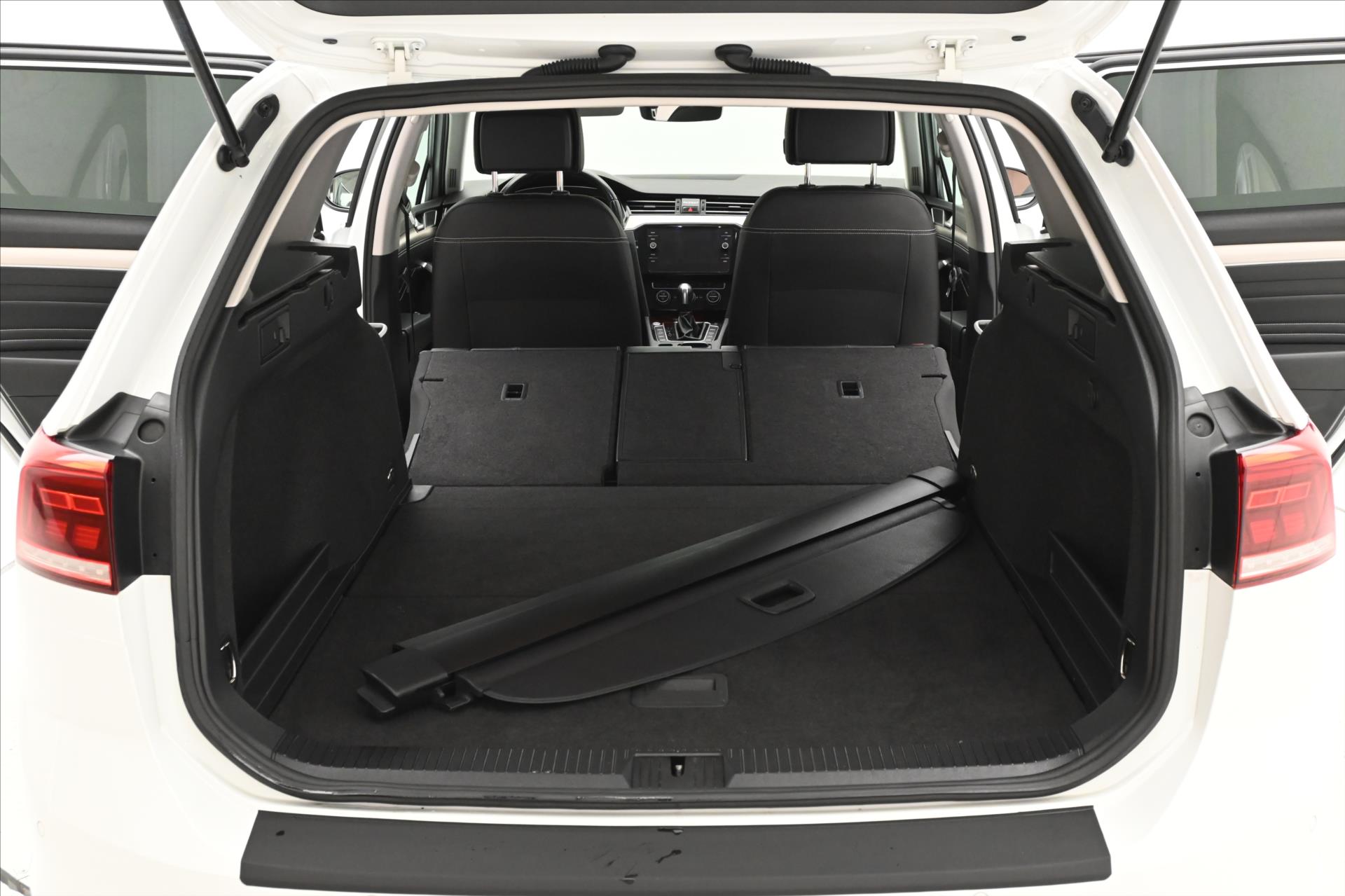 Main photo of the car Volkswagen Passat 2.0 TDI 110 kW DSG Elegance Warranty up to 5 years (11)