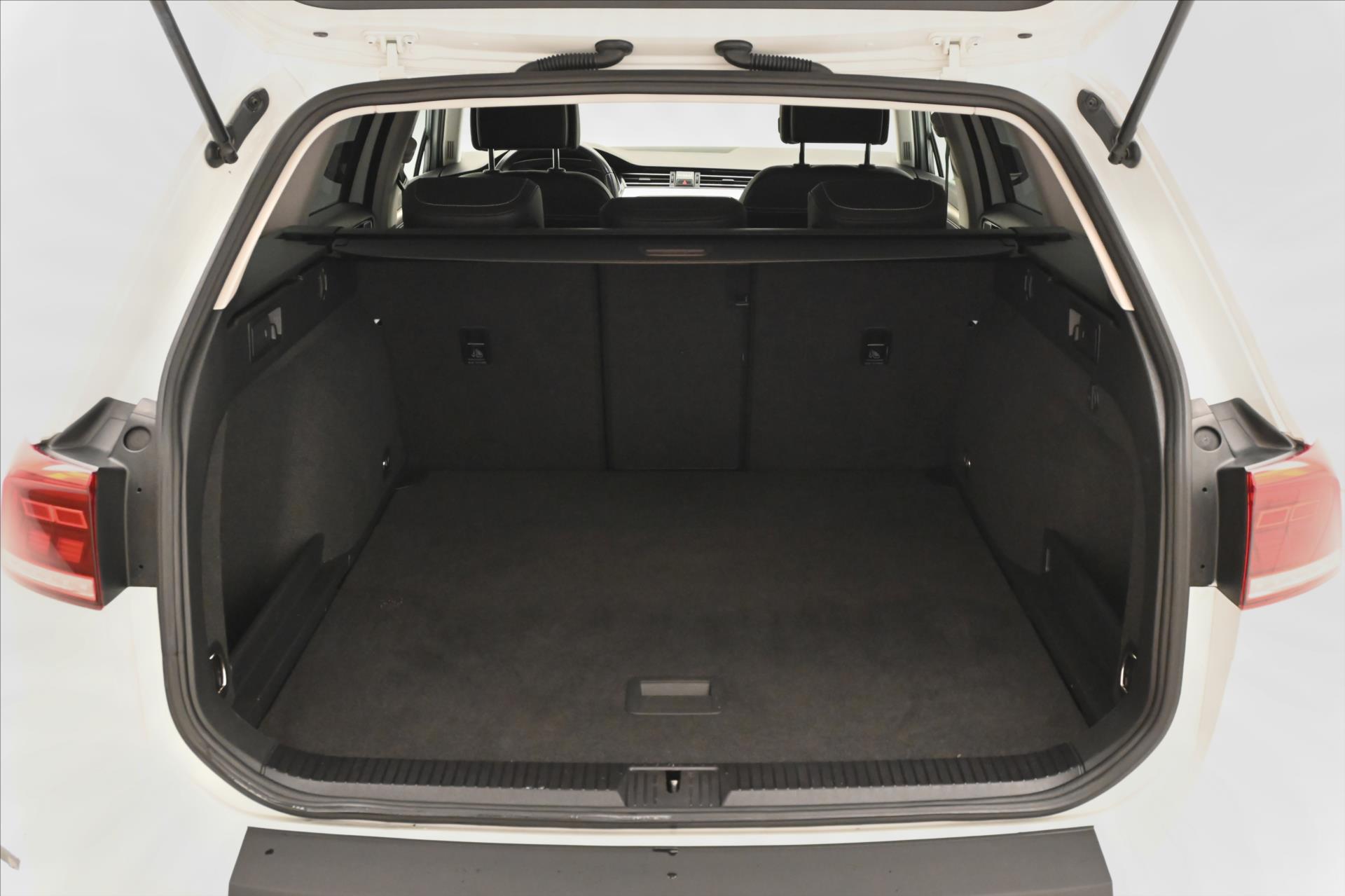 Main photo of the car Volkswagen Passat 2.0 TDI 110 kW DSG Elegance Warranty up to 5 years (12)