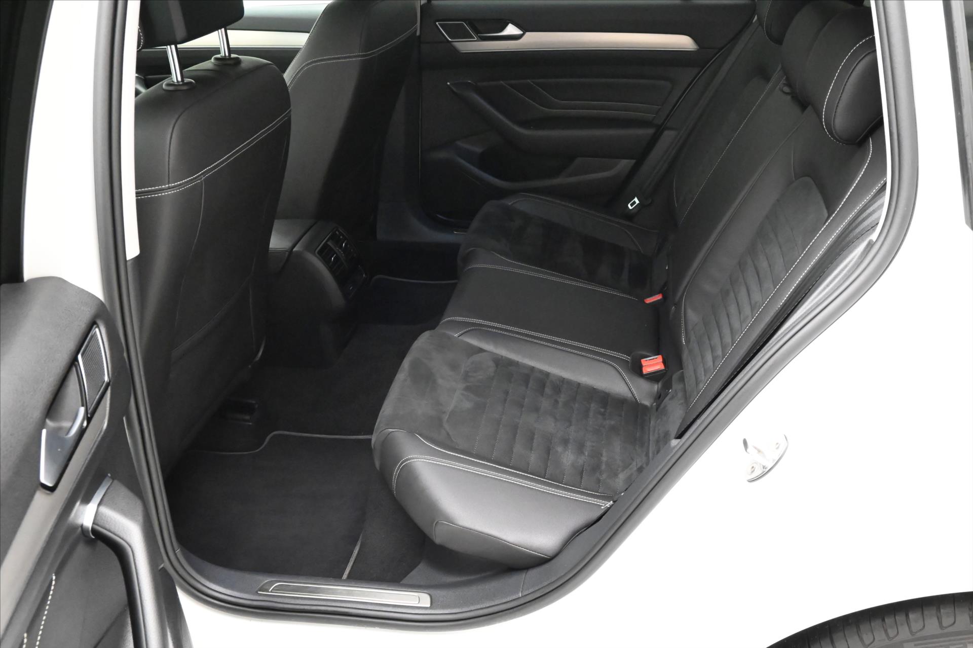 Main photo of the car Volkswagen Passat 2.0 TDI 110 kW DSG Elegance Warranty up to 5 years (15)