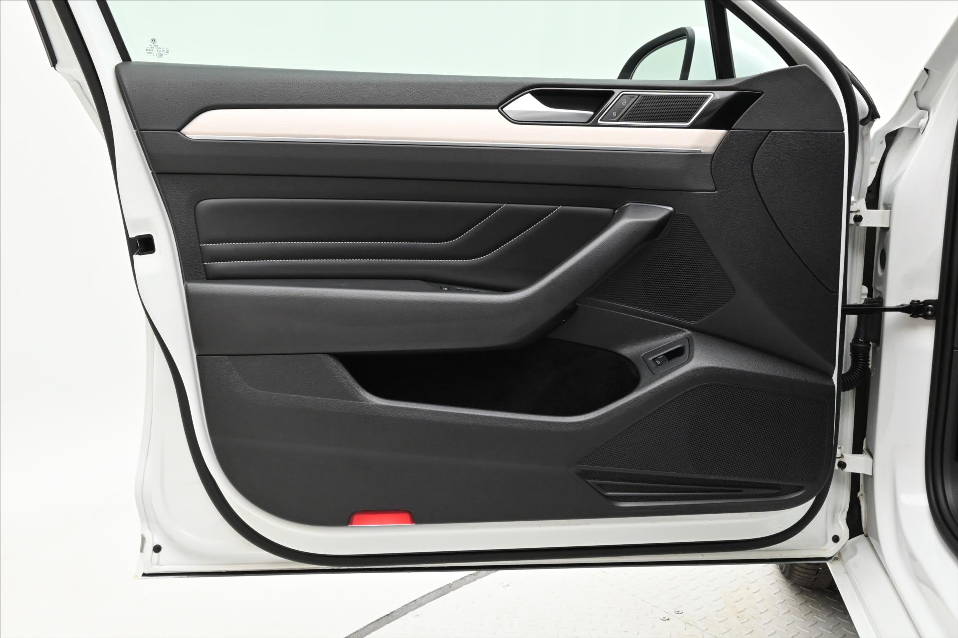 Hlavní fotografie vozu Volkswagen Passat 2,0 TDI 110 kW DSG Elegance Záruka až 5 let (26)