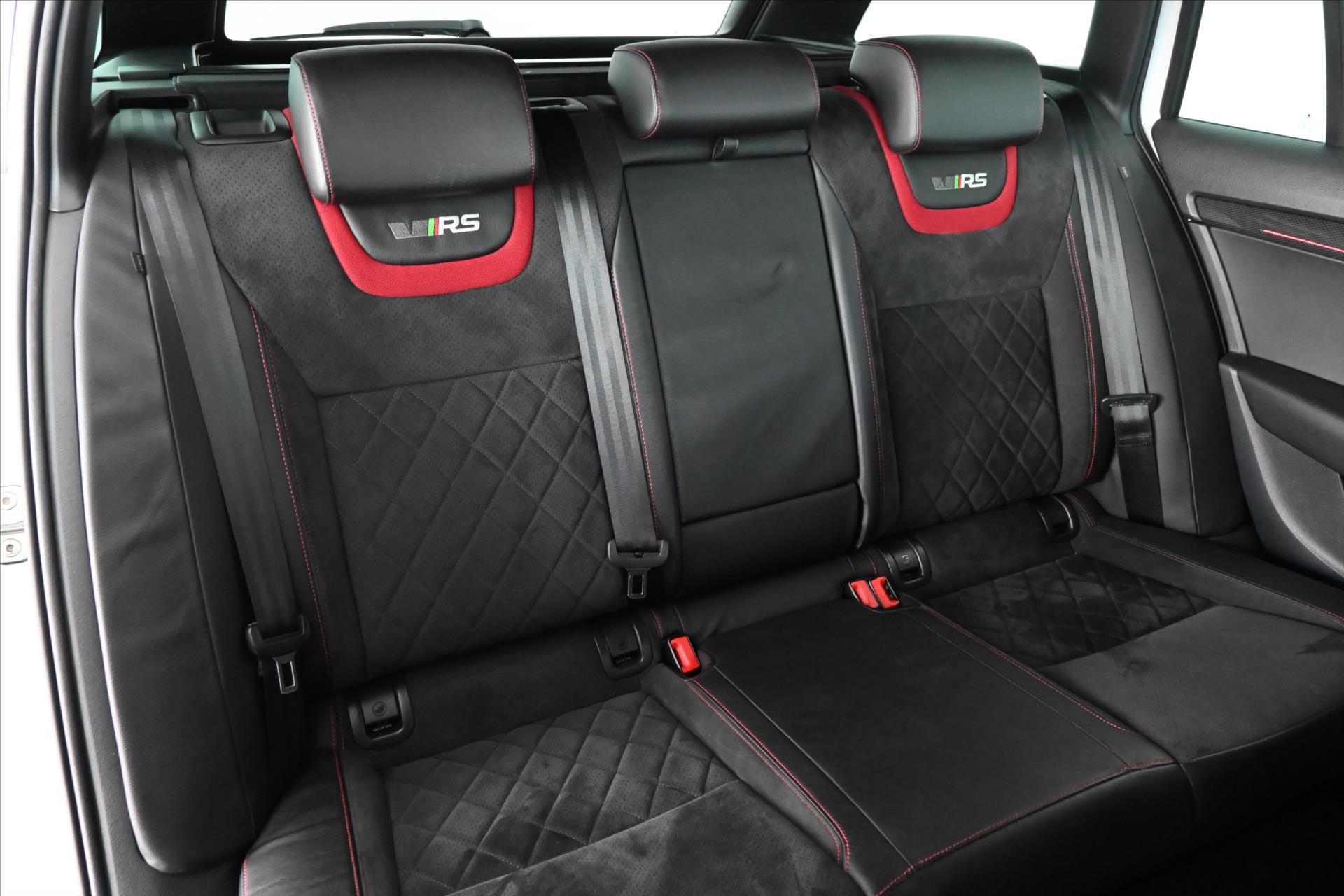 Main photo of the car Skoda Octavia 2.0 RS TDI 135 kW DSG 4x4 Warranty up to 5 years (34)