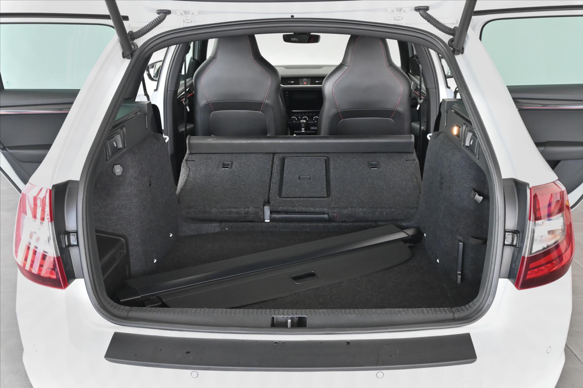 Main photo of the car Skoda Octavia 2.0 RS TDI 135 kW DSG 4x4 Warranty up to 5 years (8)