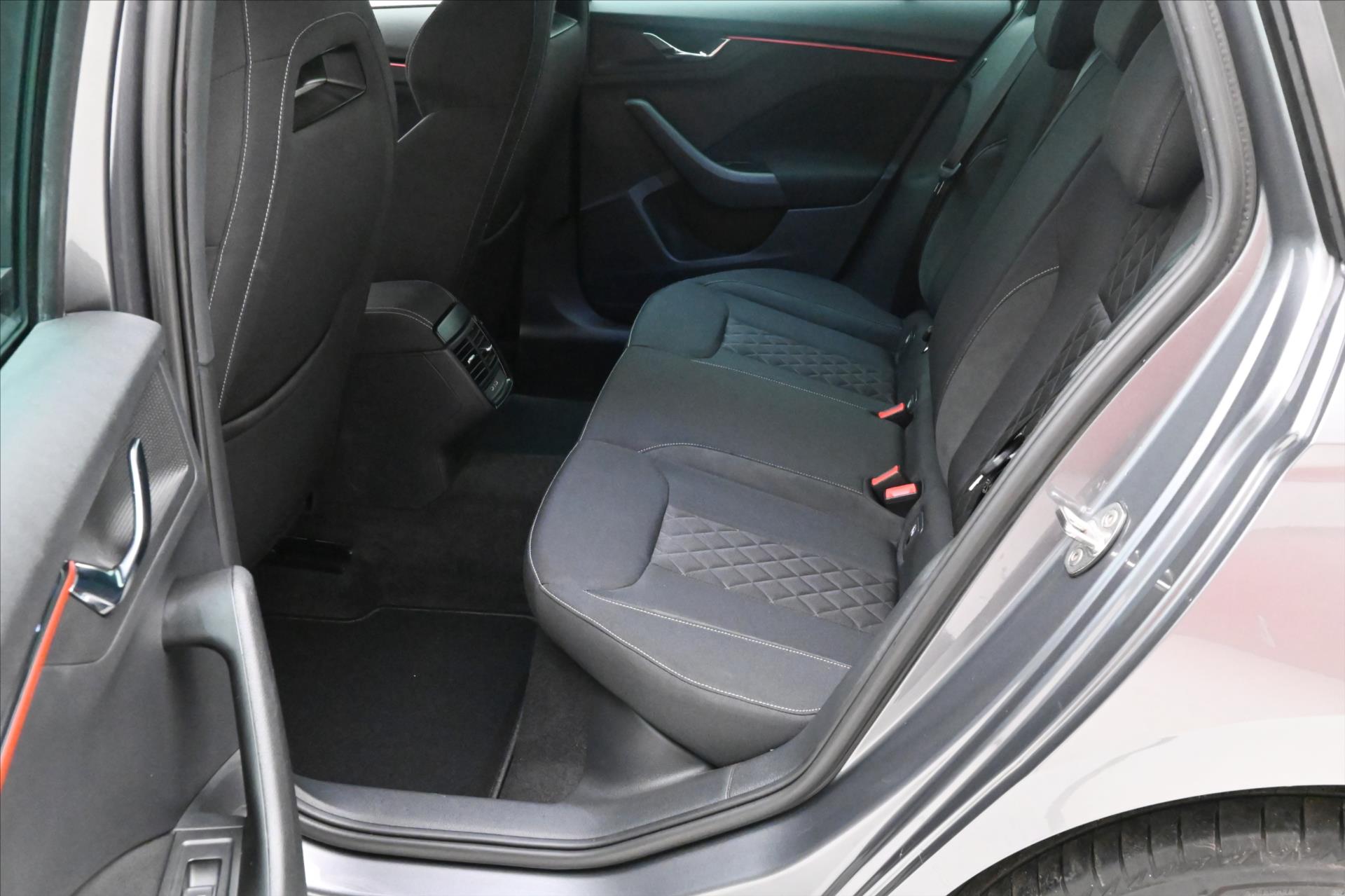 Hlavní fotografie vozu Škoda Kamiq 1,0 TSI 81 kW Sport Business Záruka až 5 let (15)