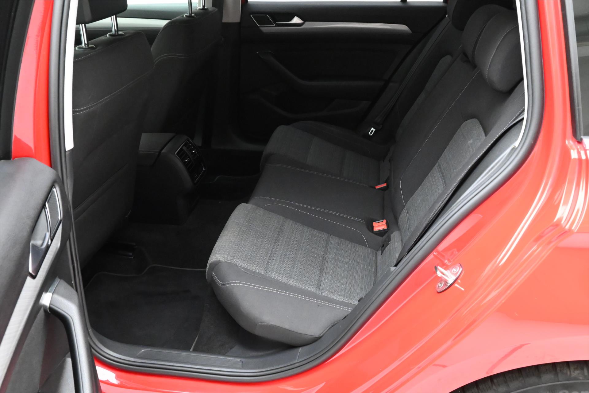 Hlavní fotografie vozu Volkswagen Passat 2,0 TDI 110kW BUSINESS DSG Záruka až 5 let (14)