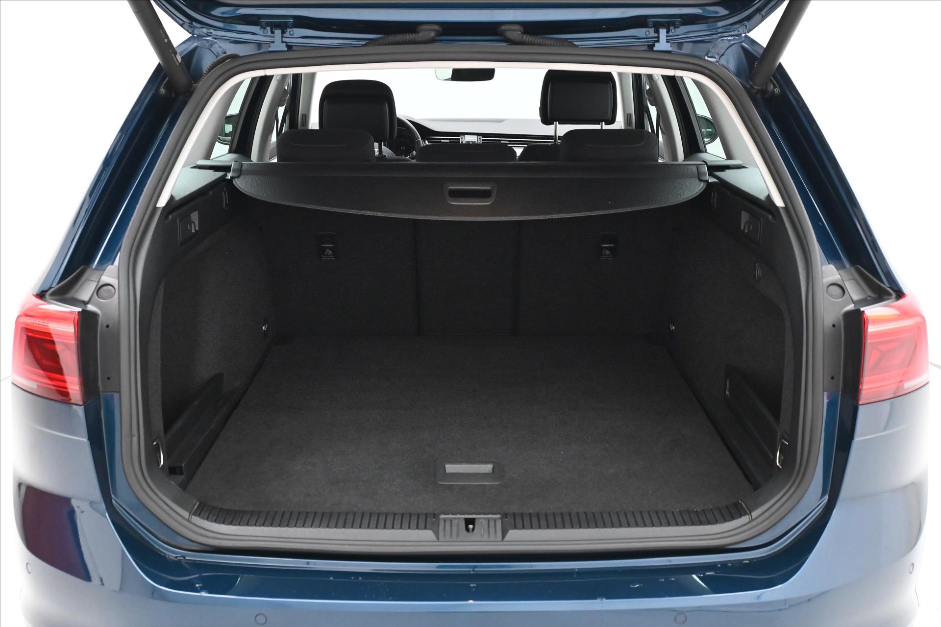 Hlavní fotografie vozu Volkswagen Passat 2,0 TDI 90kW Business DSG Záruka až 5 let (10)