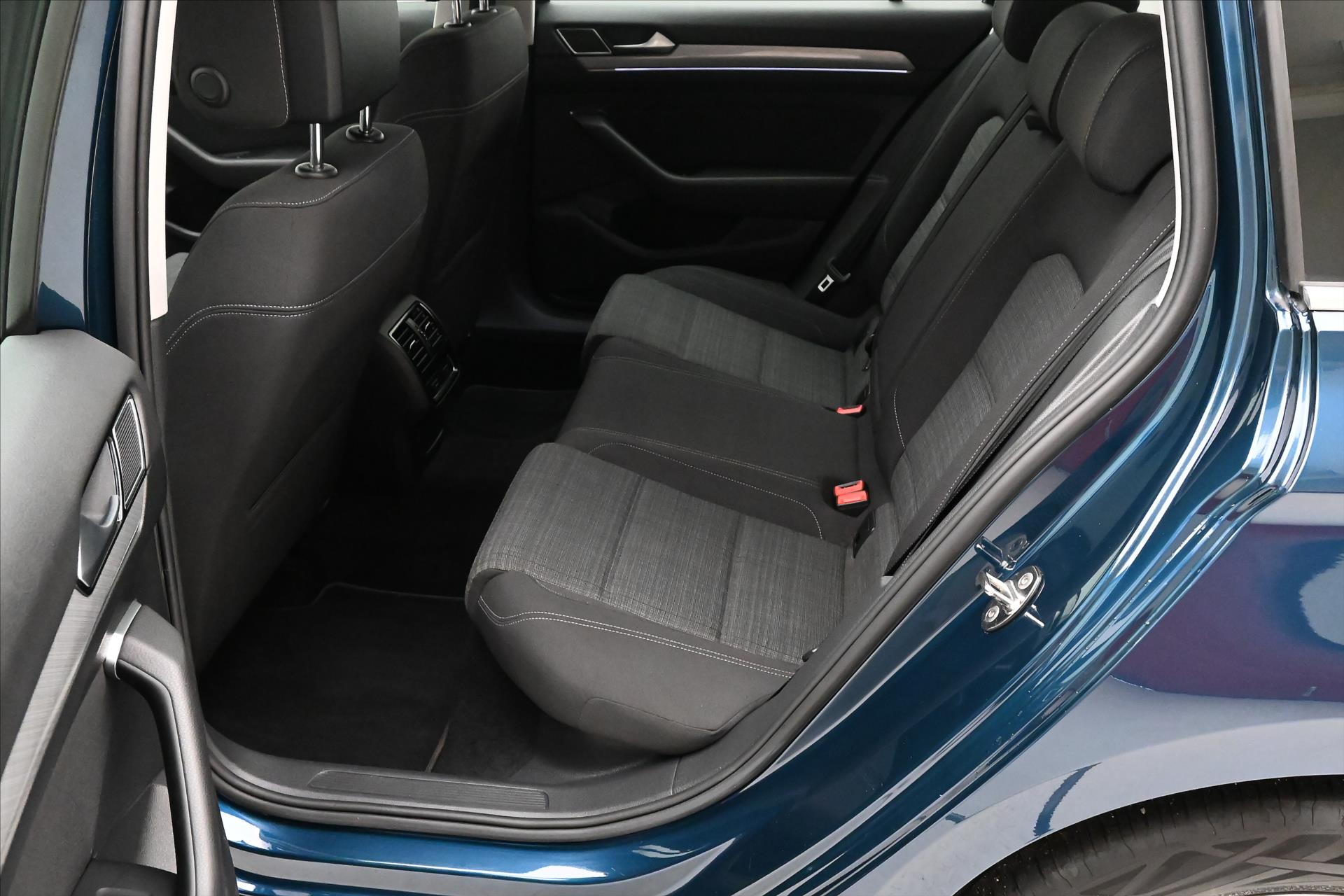 Hlavní fotografie vozu Volkswagen Passat 2,0 TDI 90kW Business DSG Záruka až 5 let (14)