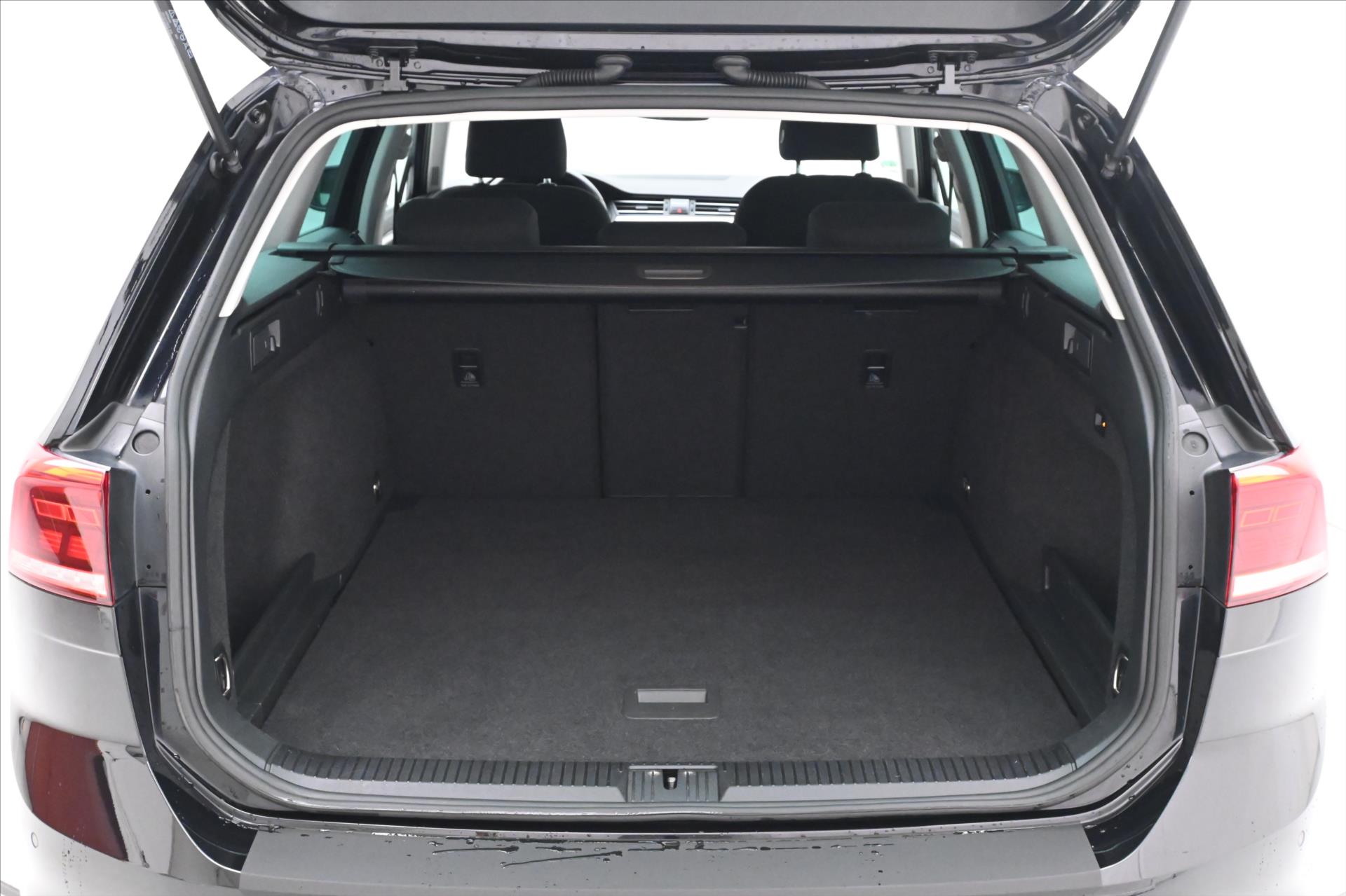 Hlavní fotografie vozu Volkswagen Passat 2,0 TDI 110 kW DSG Navi Záruka až 5 let (11)