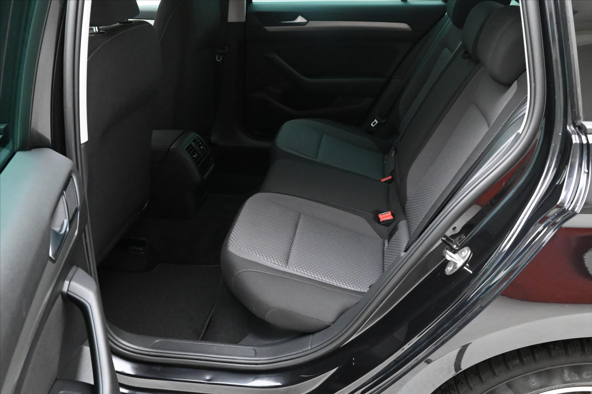 Hlavní fotografie vozu Volkswagen Passat 2,0 TDI 110 kW DSG Navi Záruka až 5 let (15)