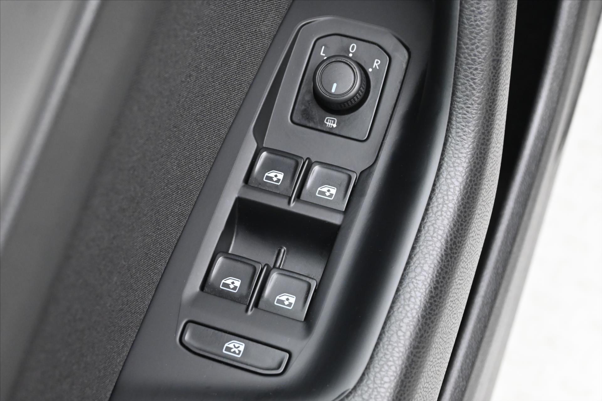 Hlavní fotografie vozu Volkswagen Passat 2,0 TDI 110 kW DSG Navi Záruka až 5 let (26)