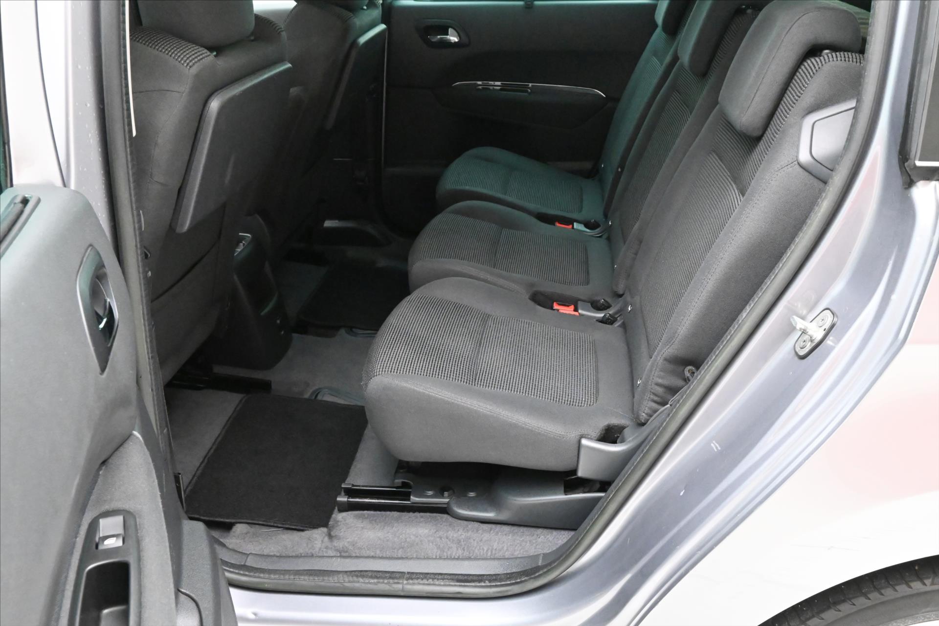 Hlavní fotografie vozu Peugeot 5008 1,6 HDi 84 kW 7/míst PANORAMA Záruka až 5 let (15)