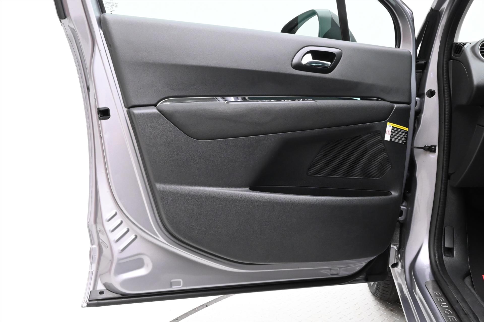 Hlavní fotografie vozu Peugeot 5008 1,6 HDi 84 kW 7/míst PANORAMA Záruka až 5 let (24)