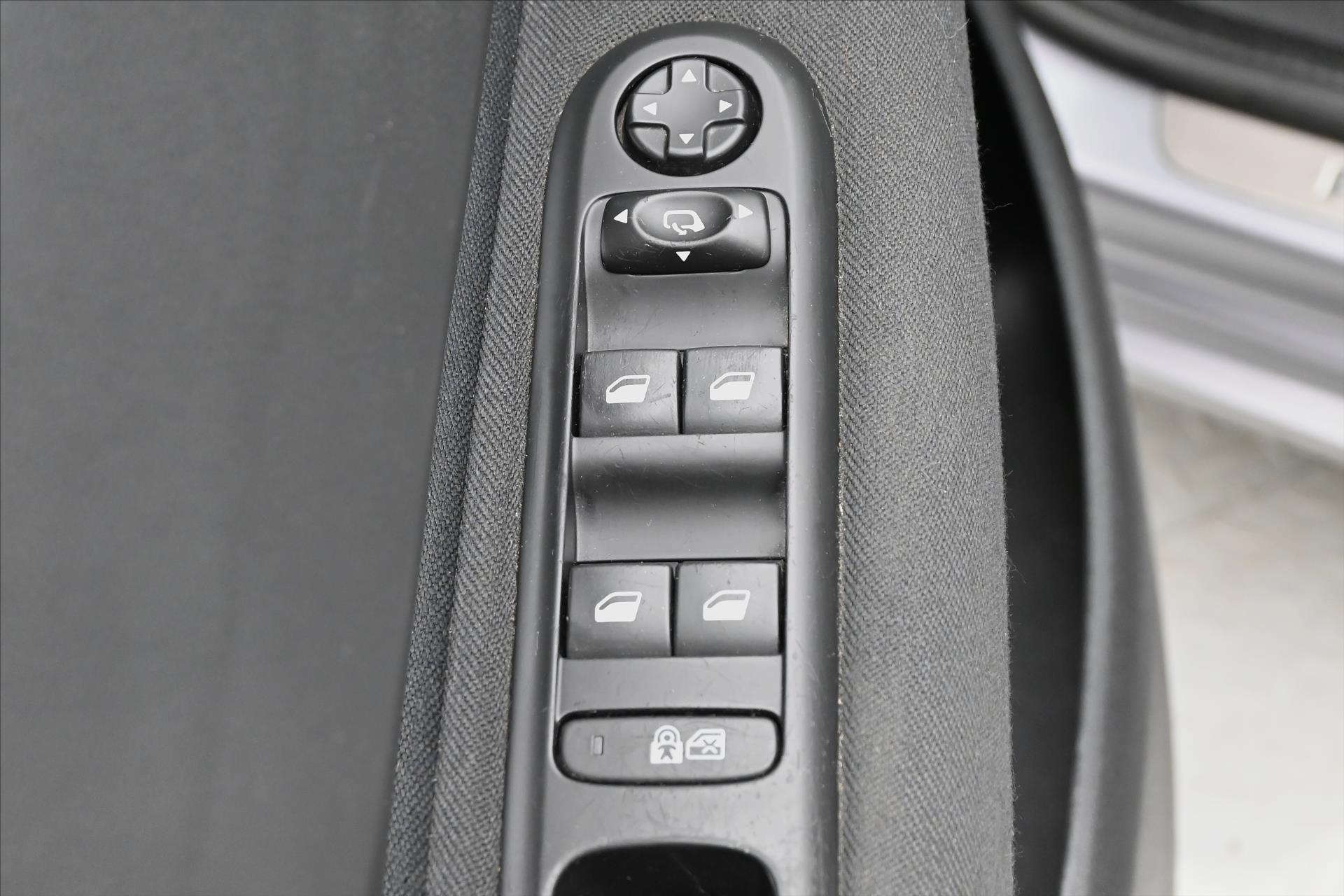 Hlavní fotografie vozu Peugeot 5008 1,6 HDi 84 kW 7/míst PANORAMA Záruka až 5 let (25)