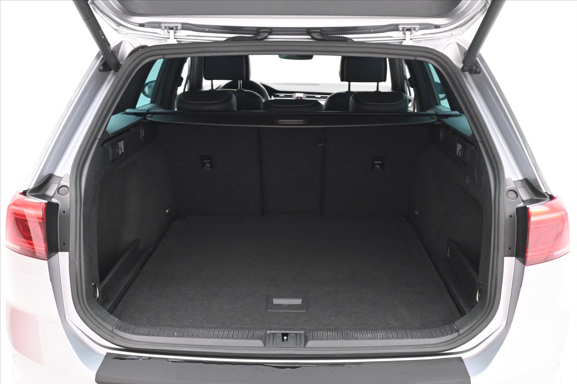 Hlavní fotografie vozu Volkswagen Passat 2,0 TSI 140kW DSG R-Line ZÁRUKA AŽ 5 LET (9)