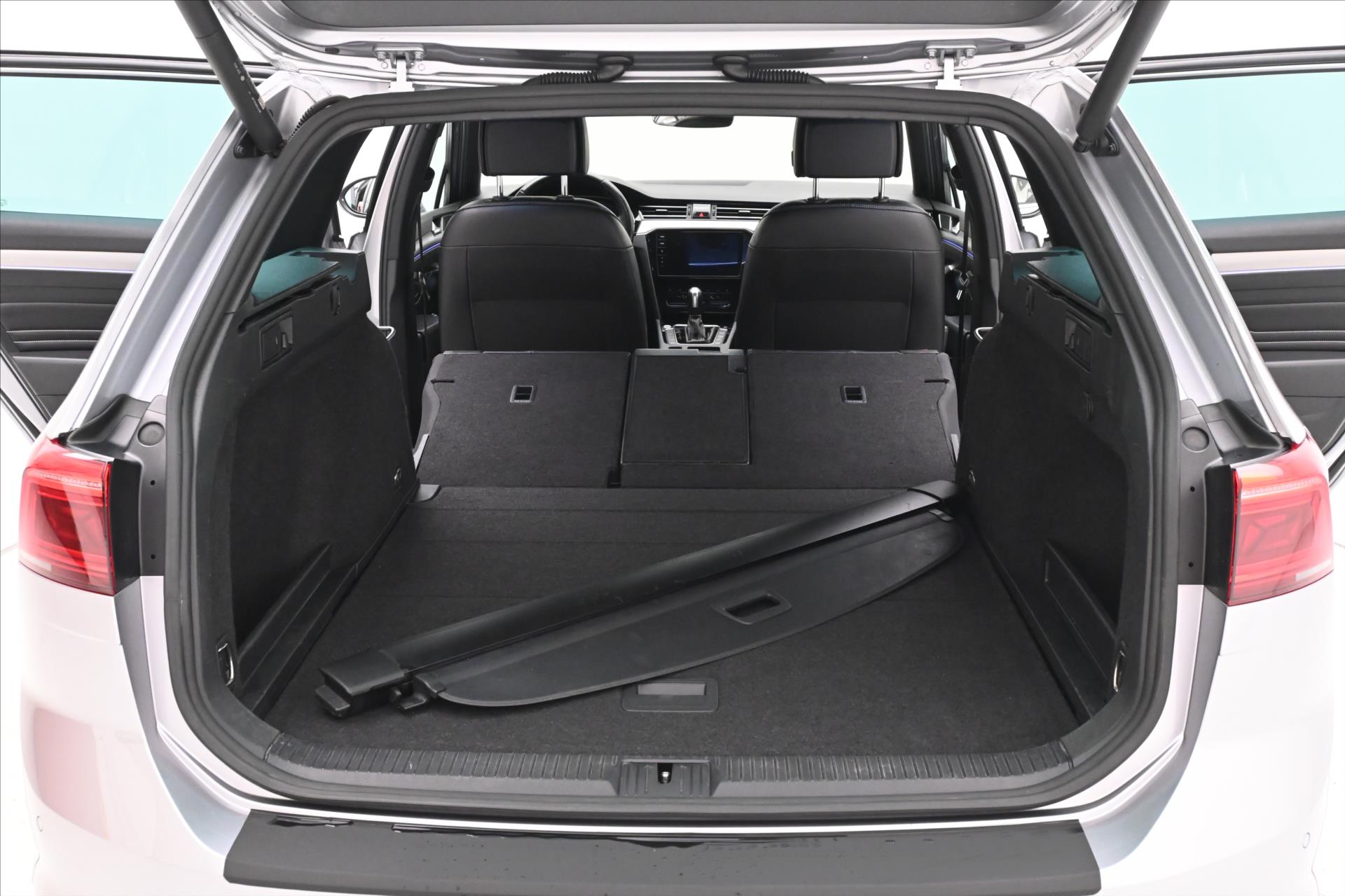 Hlavní fotografie vozu Volkswagen Passat 2,0 TSI 140kW DSG R-Line ZÁRUKA AŽ 5 LET (10)