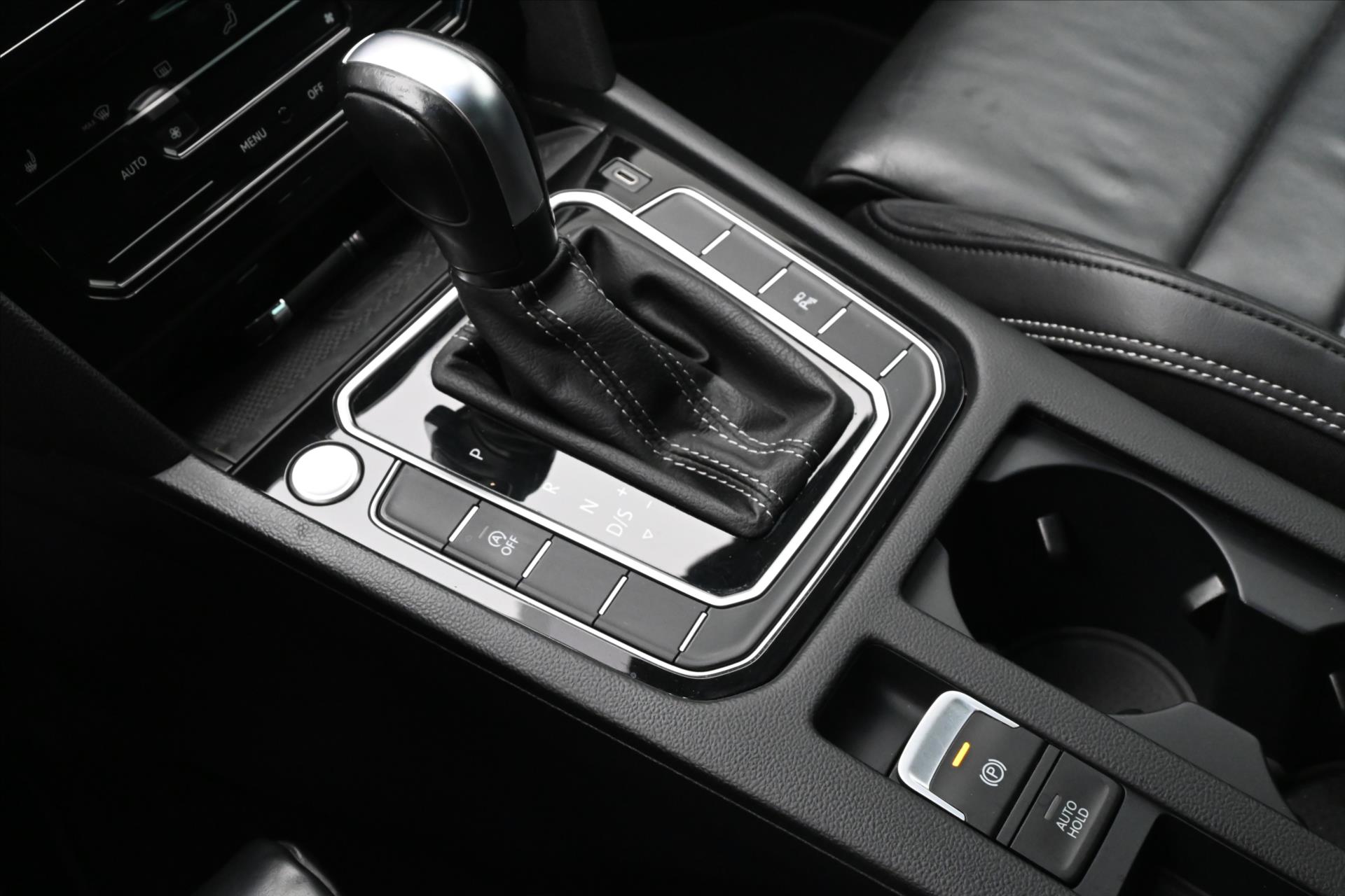 Hlavní fotografie vozu Volkswagen Passat 2,0 TSI 140kW DSG R-Line ZÁRUKA AŽ 5 LET (23)