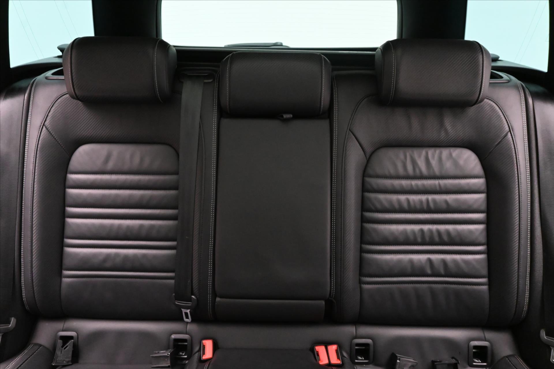 Hlavní fotografie vozu Volkswagen Passat 2,0 TSI 140kW DSG R-Line ZÁRUKA AŽ 5 LET (27)