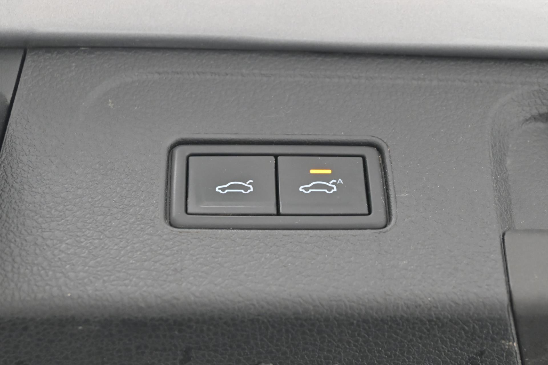 Hlavní fotografie vozu Volkswagen Passat 2,0 TSI 140kW DSG R-Line ZÁRUKA AŽ 5 LET (29)