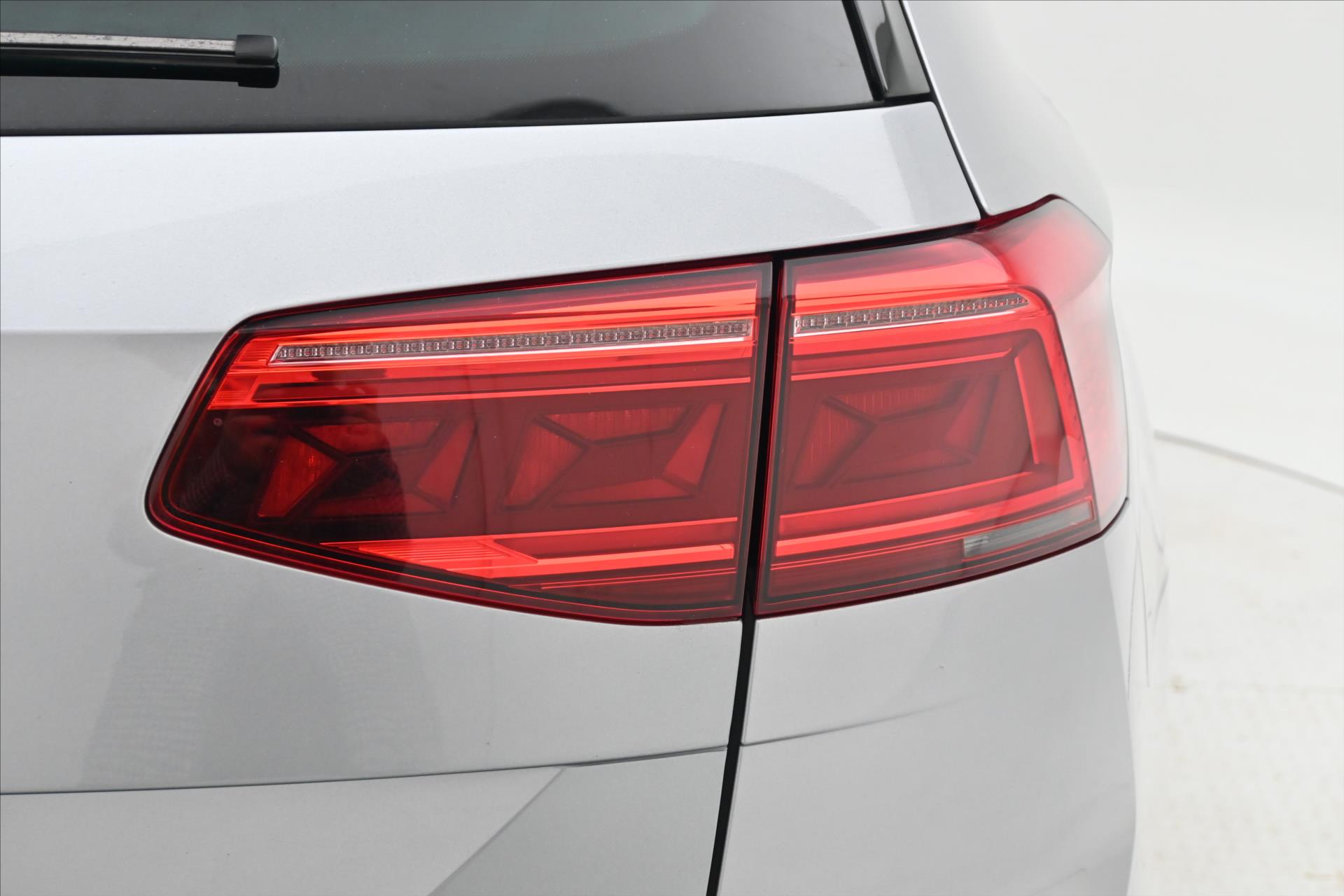 Hlavní fotografie vozu Volkswagen Passat 2,0 TSI 140kW DSG R-Line ZÁRUKA AŽ 5 LET (32)