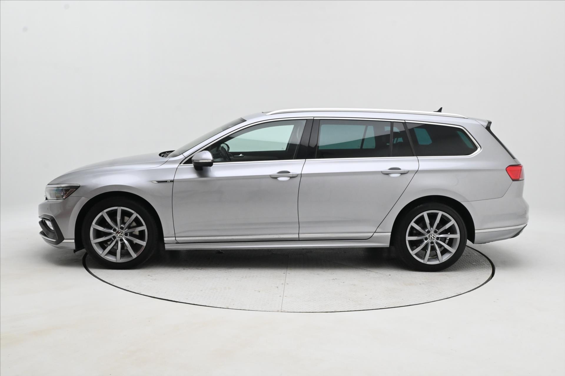 Hlavní fotografie vozu Volkswagen Passat 2,0 TSI 140kW DSG R-Line ZÁRUKA AŽ 5 LET (7)