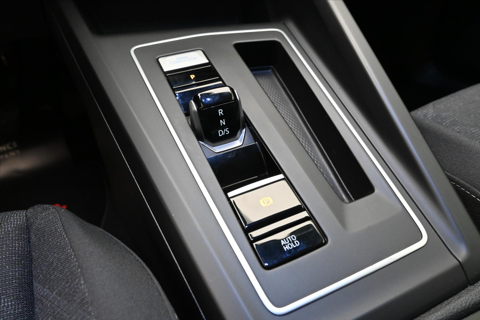 Hlavní fotografie vozu Volkswagen Golf 2,0 TDI 85kW Life DSG Záruka až 5 let (24)