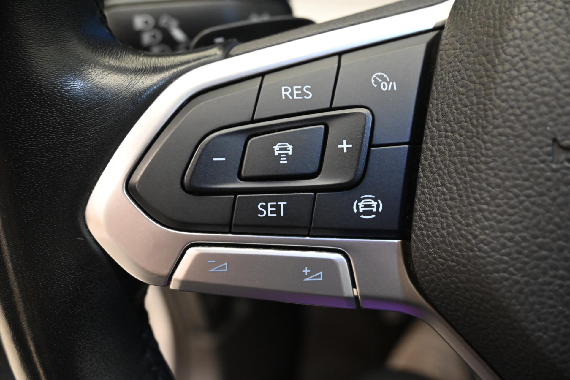 Hlavní fotografie vozu Volkswagen Golf 2,0 TDI 85kW Life DSG Záruka až 5 let (25)