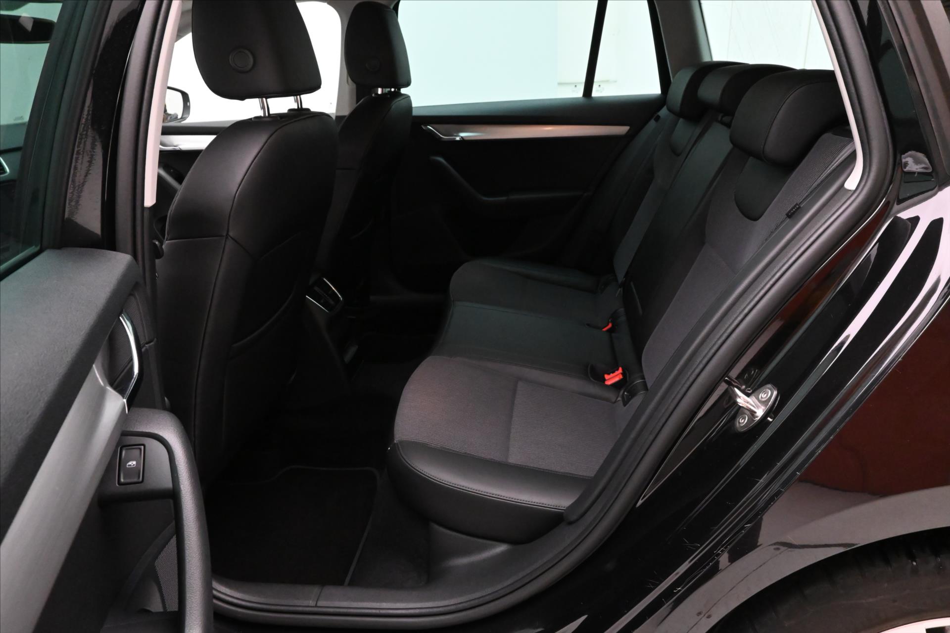 Hlavní fotografie vozu Škoda Octavia 1,5 TSI 110 kW DSG Business Záruka až 5 let (14)